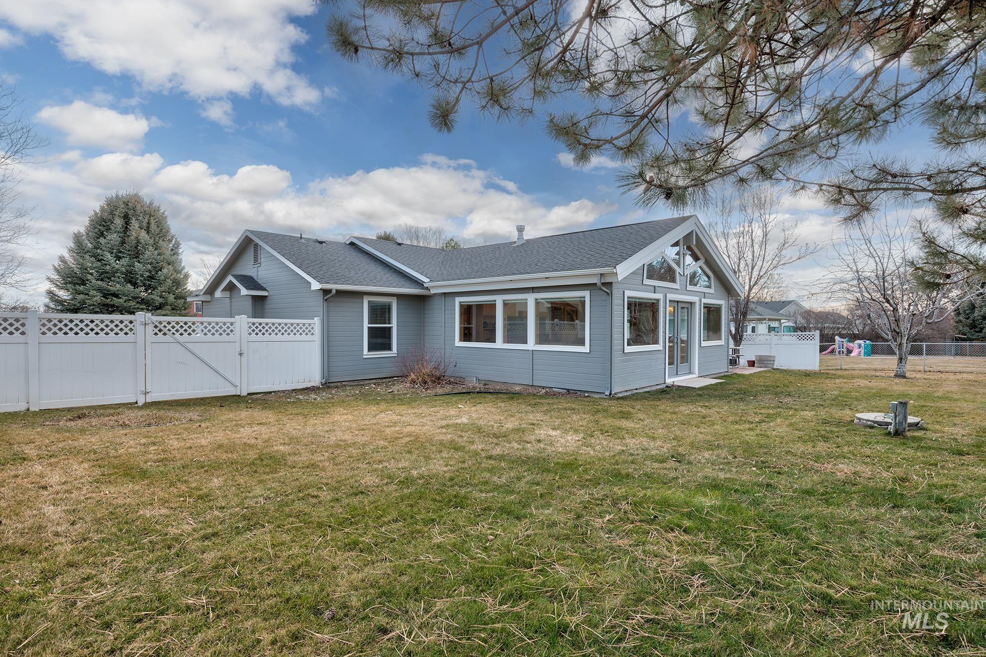 5710 Howard Ln Property Photo 3