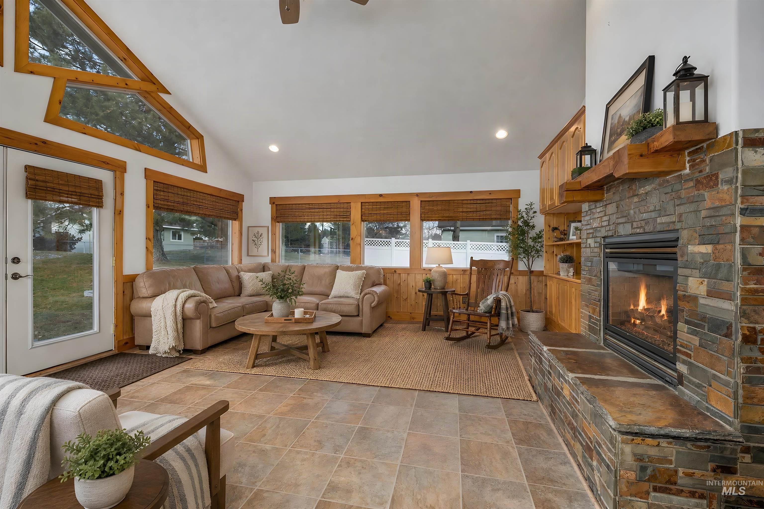 5710 Howard Ln Property Photo 6