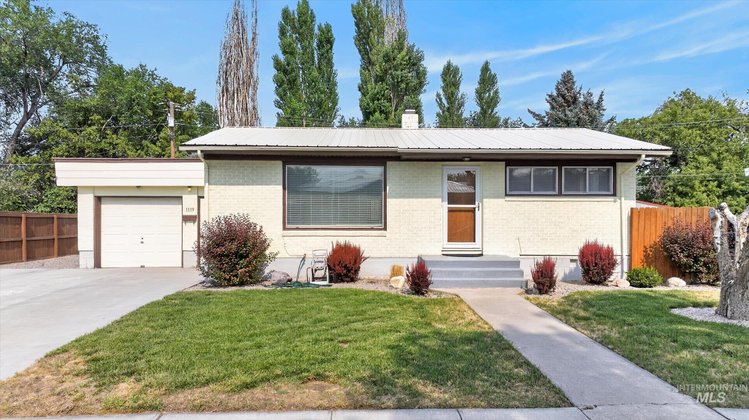 1119 Meadowbrook Ln Property Photo 1