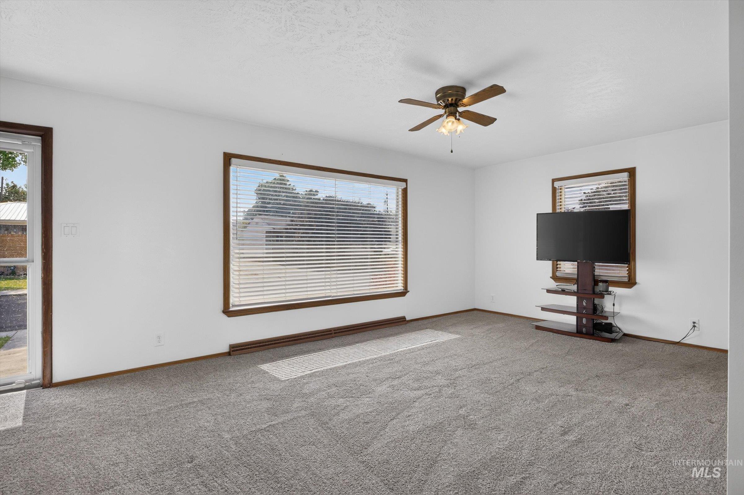 1119 Meadowbrook Ln Property Photo 9