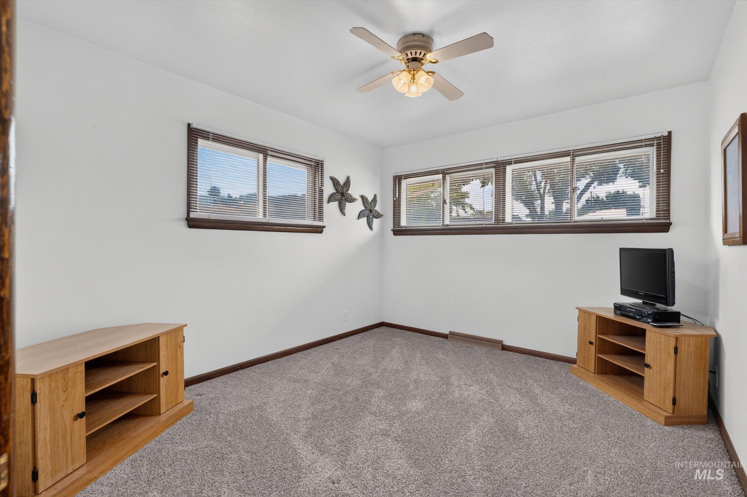 1119 Meadowbrook Ln Property Photo 18