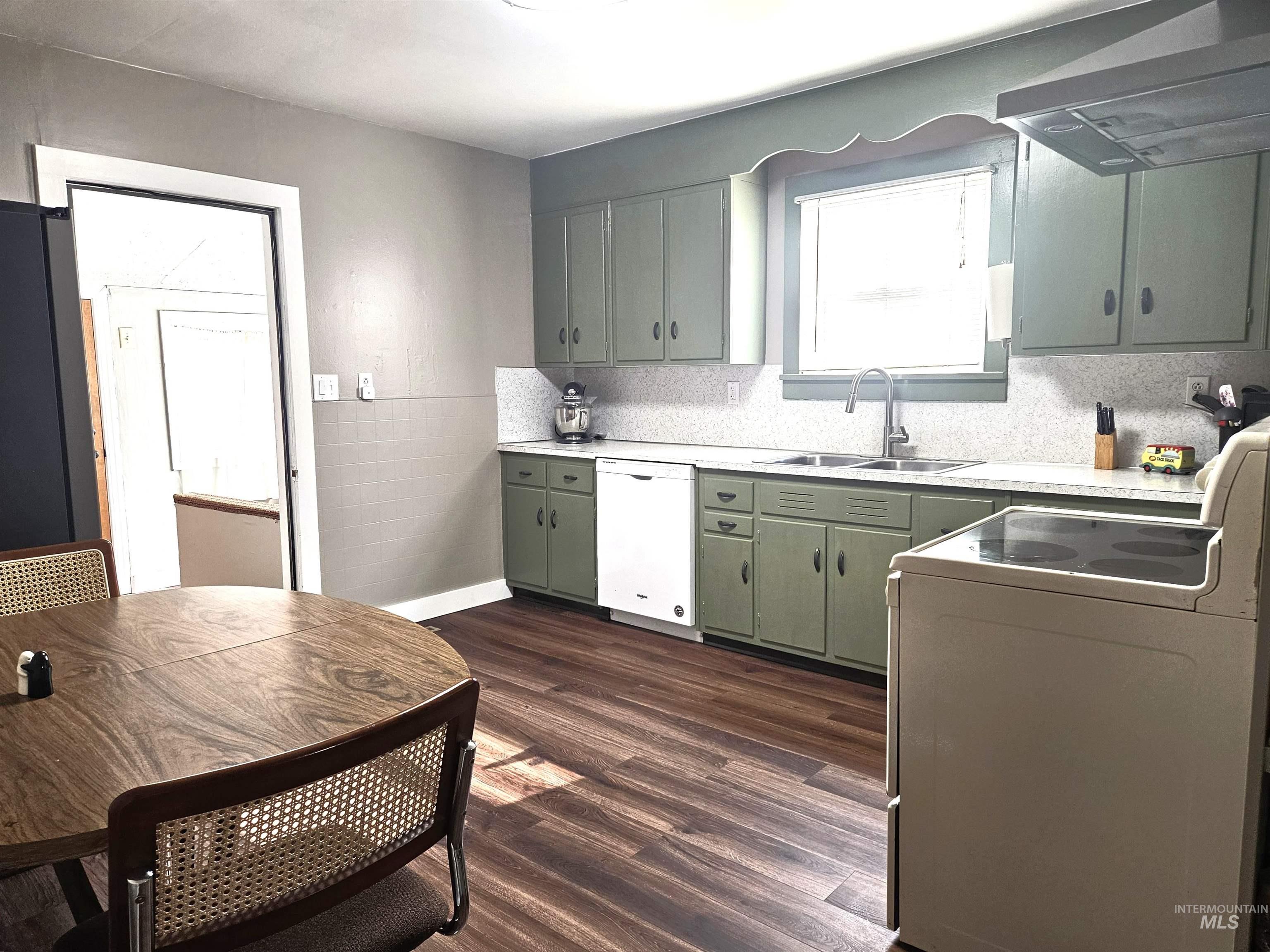1220 Highland Property Photo 4
