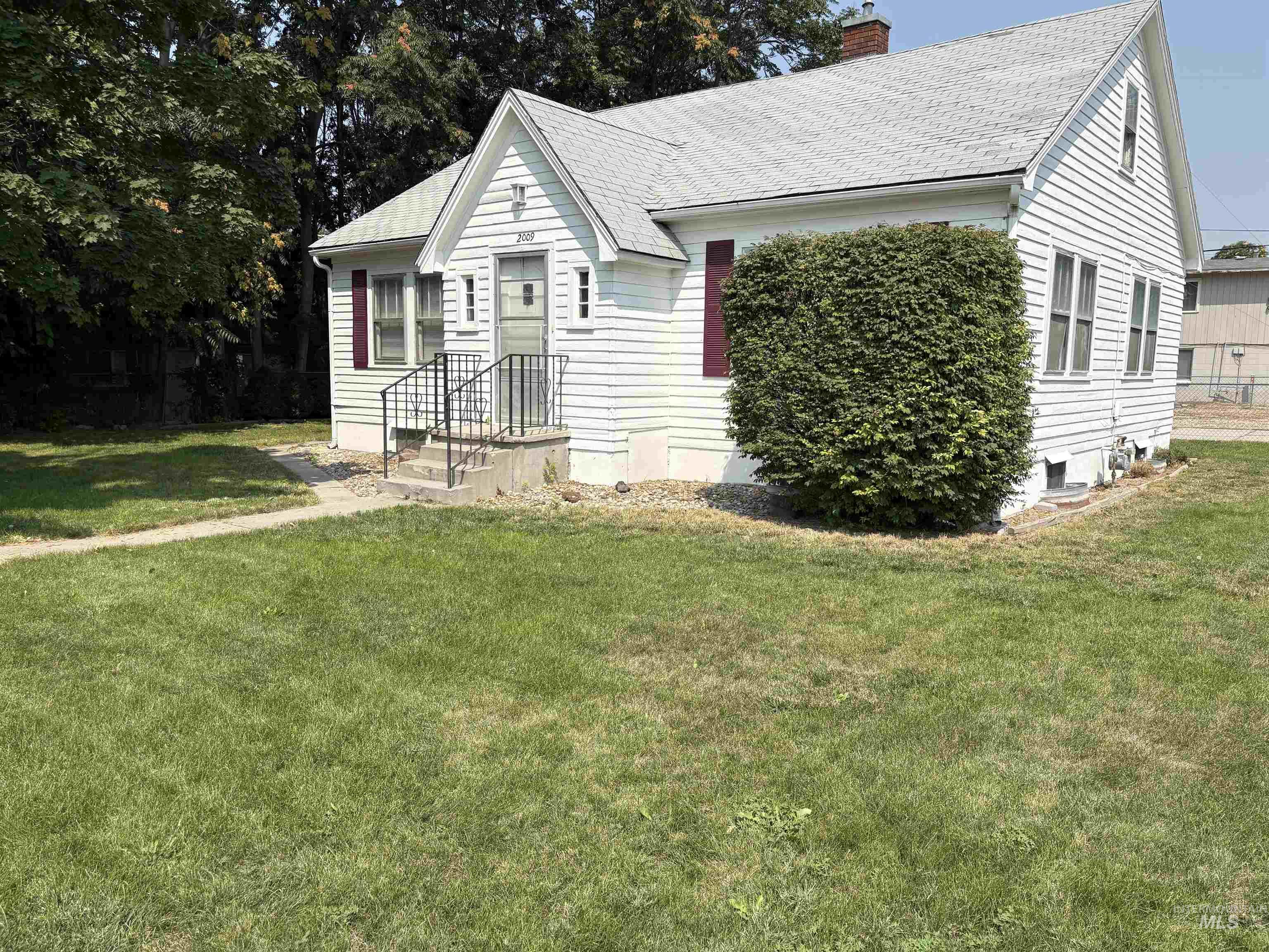 2009 E Linden Street Property Photo 1