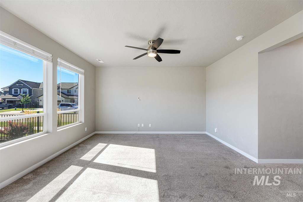 190 N Wooddale Ave Property Photo 3