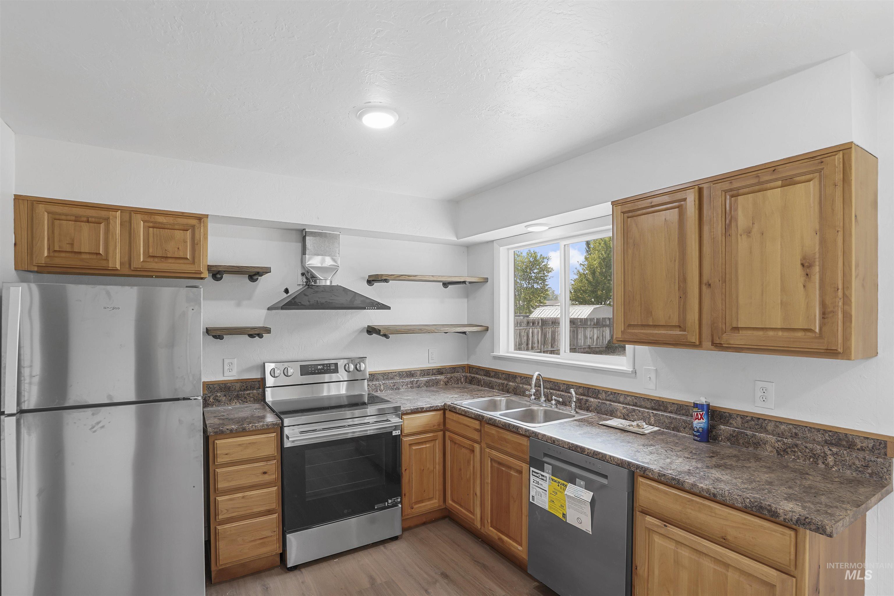624 Sharon Street Property Photo 5