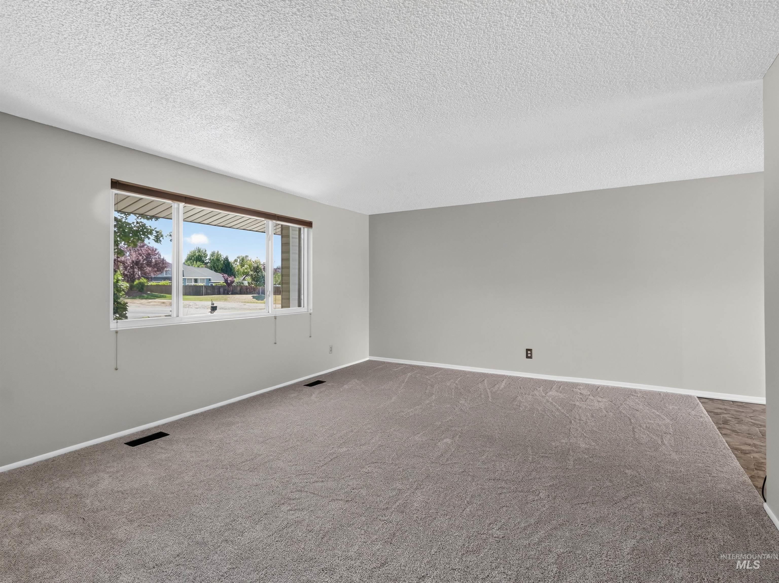 2590 S Cloverdale Rd Property Photo 4