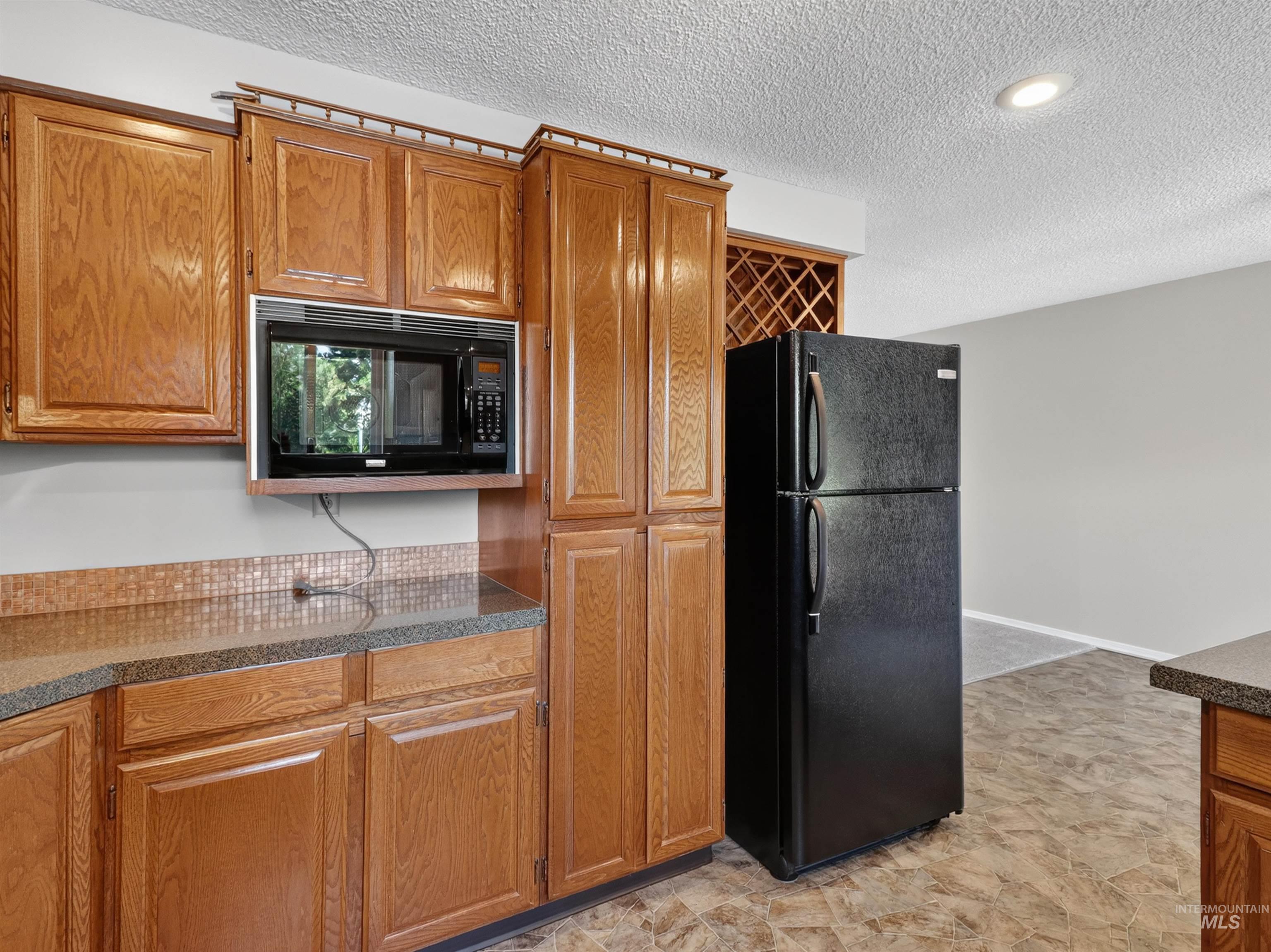 2590 S Cloverdale Rd Property Photo 10