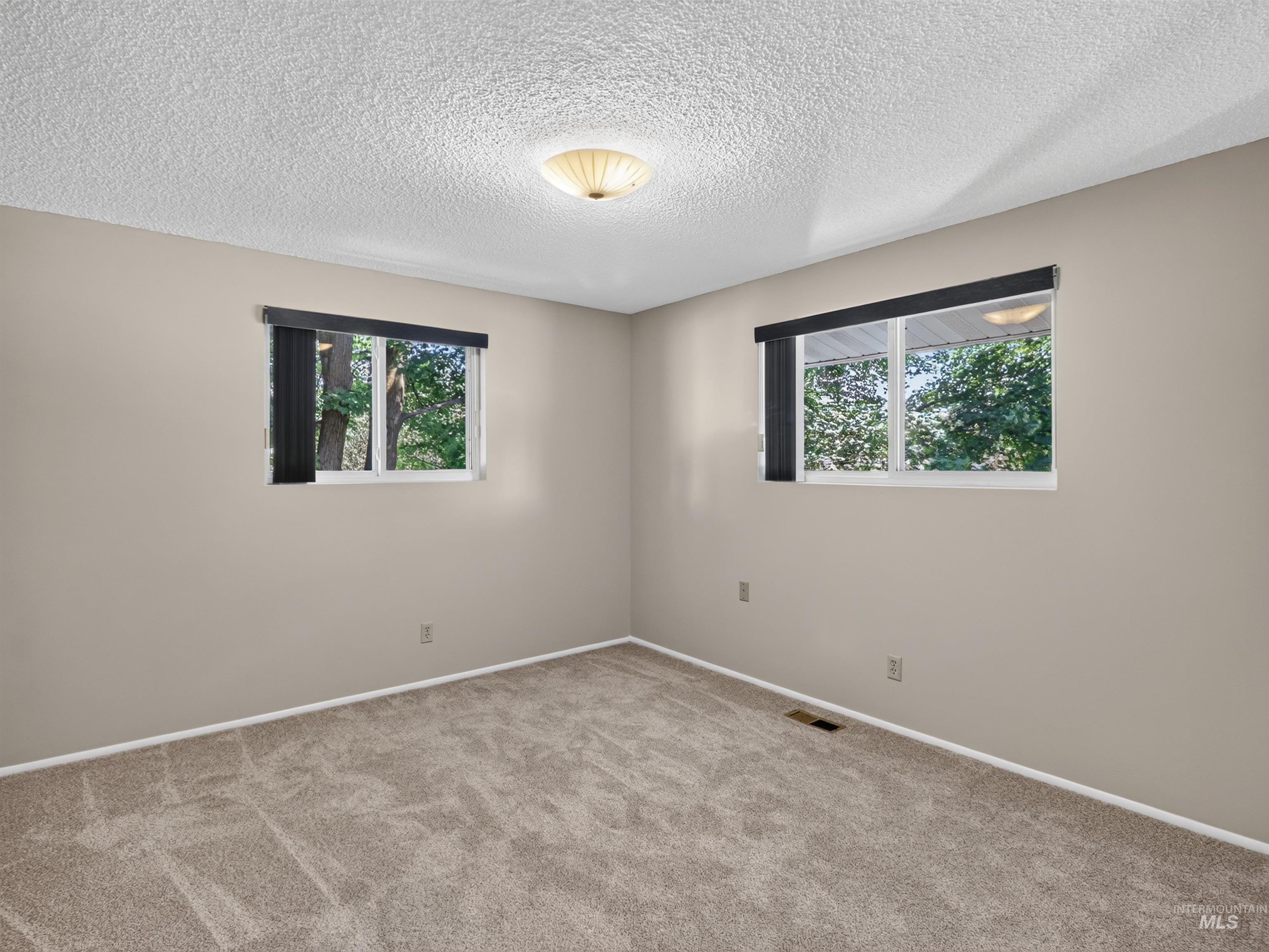 2590 S Cloverdale Rd Property Photo 14