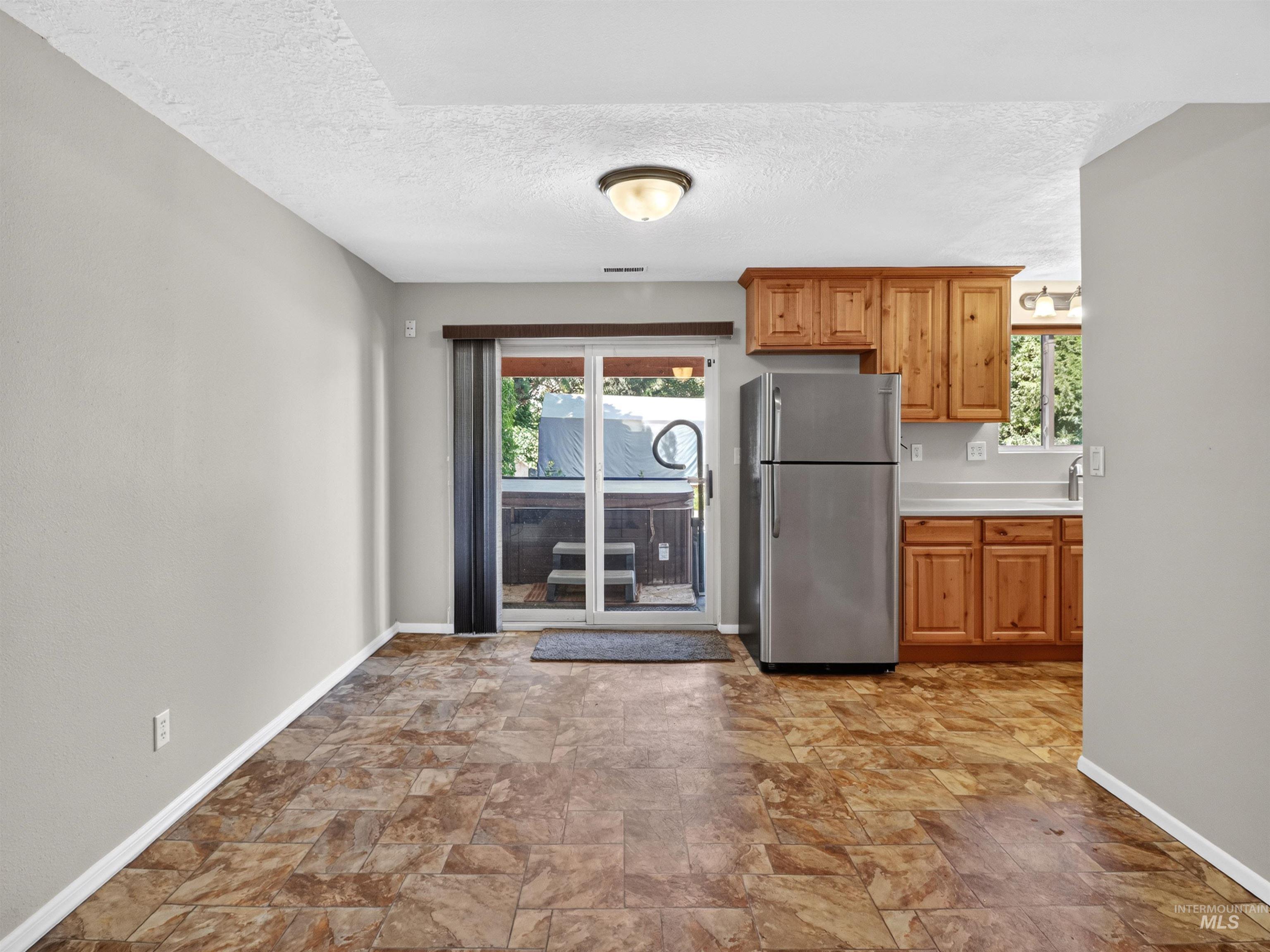 2590 S Cloverdale Rd Property Photo 19