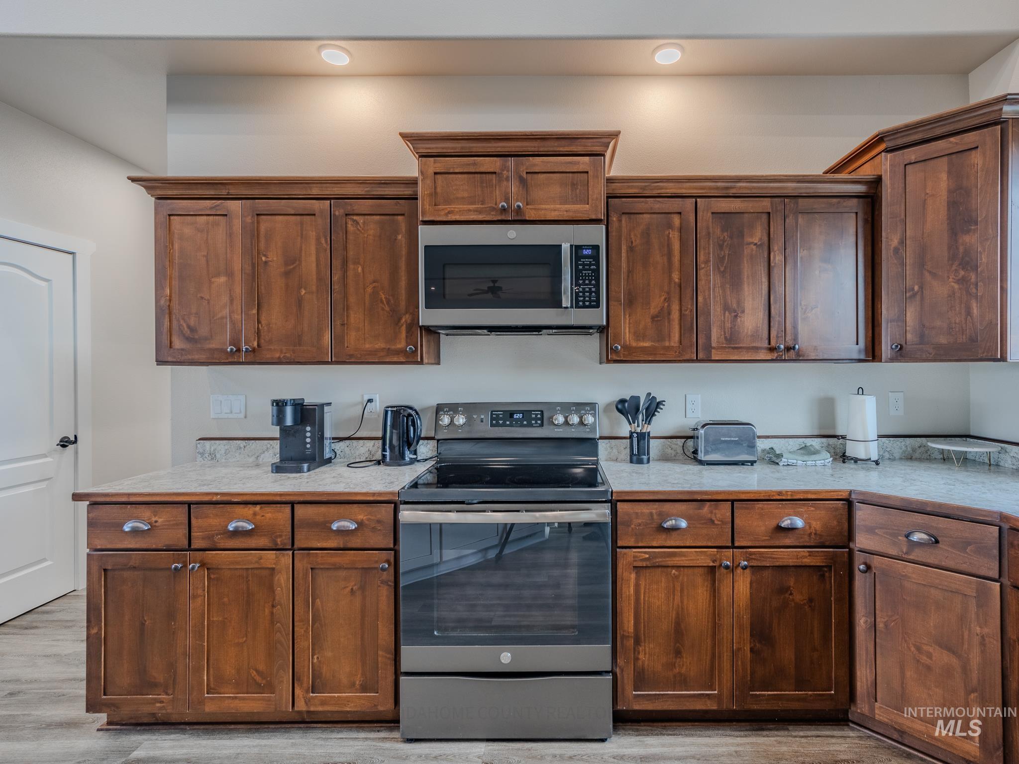 668 Powerline Road Property Photo 18