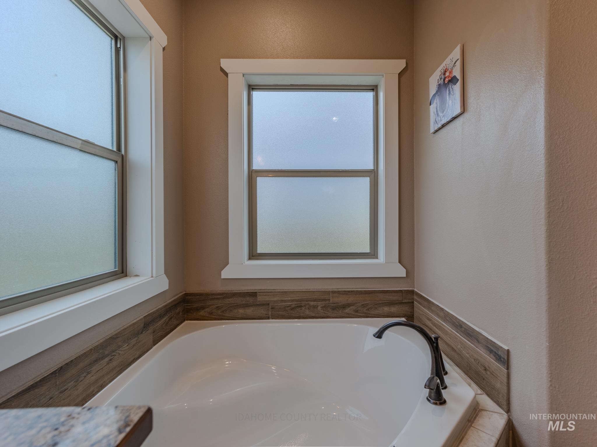 668 Powerline Road Property Photo 32
