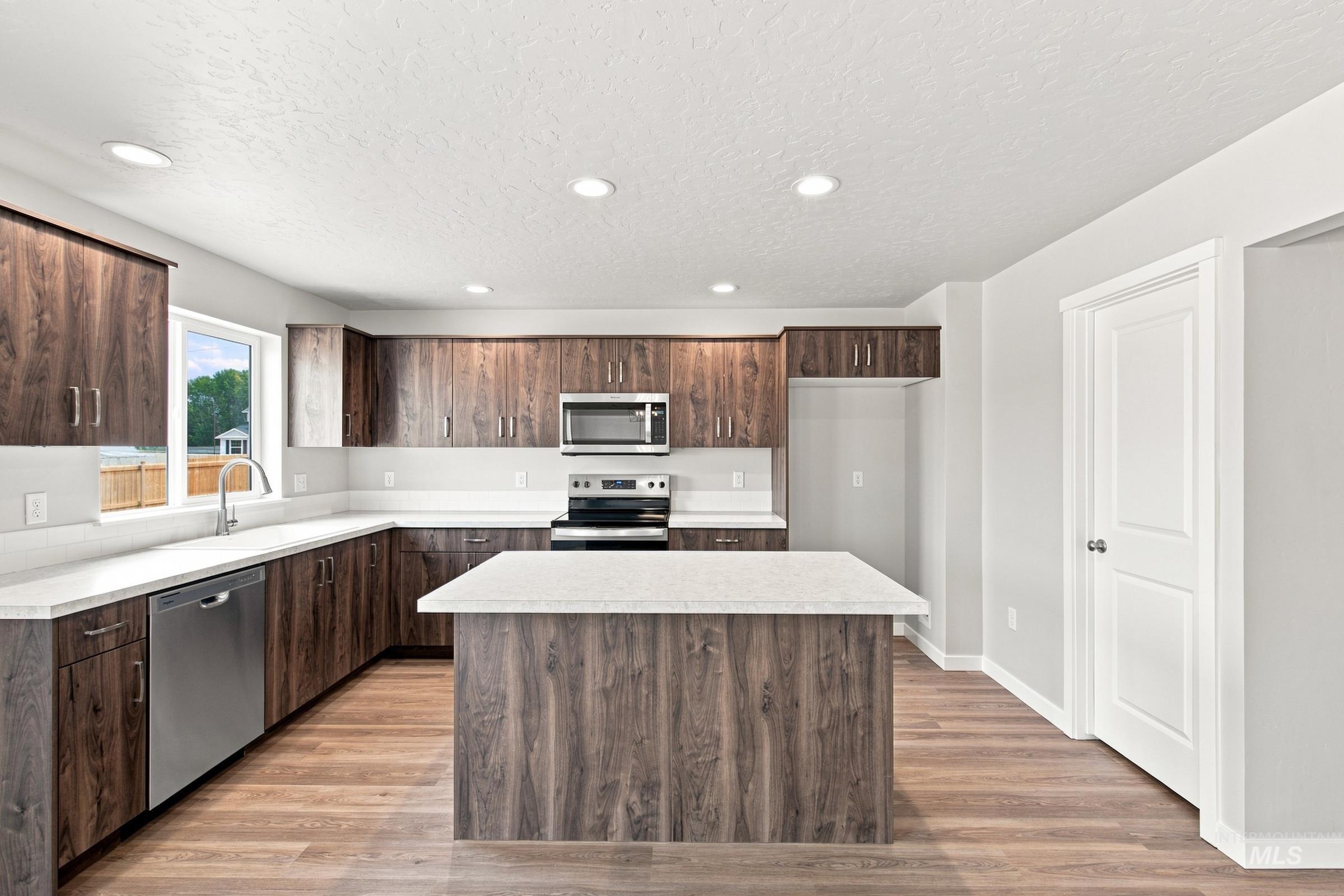1716 Gyrfalcon St Property Photo 3