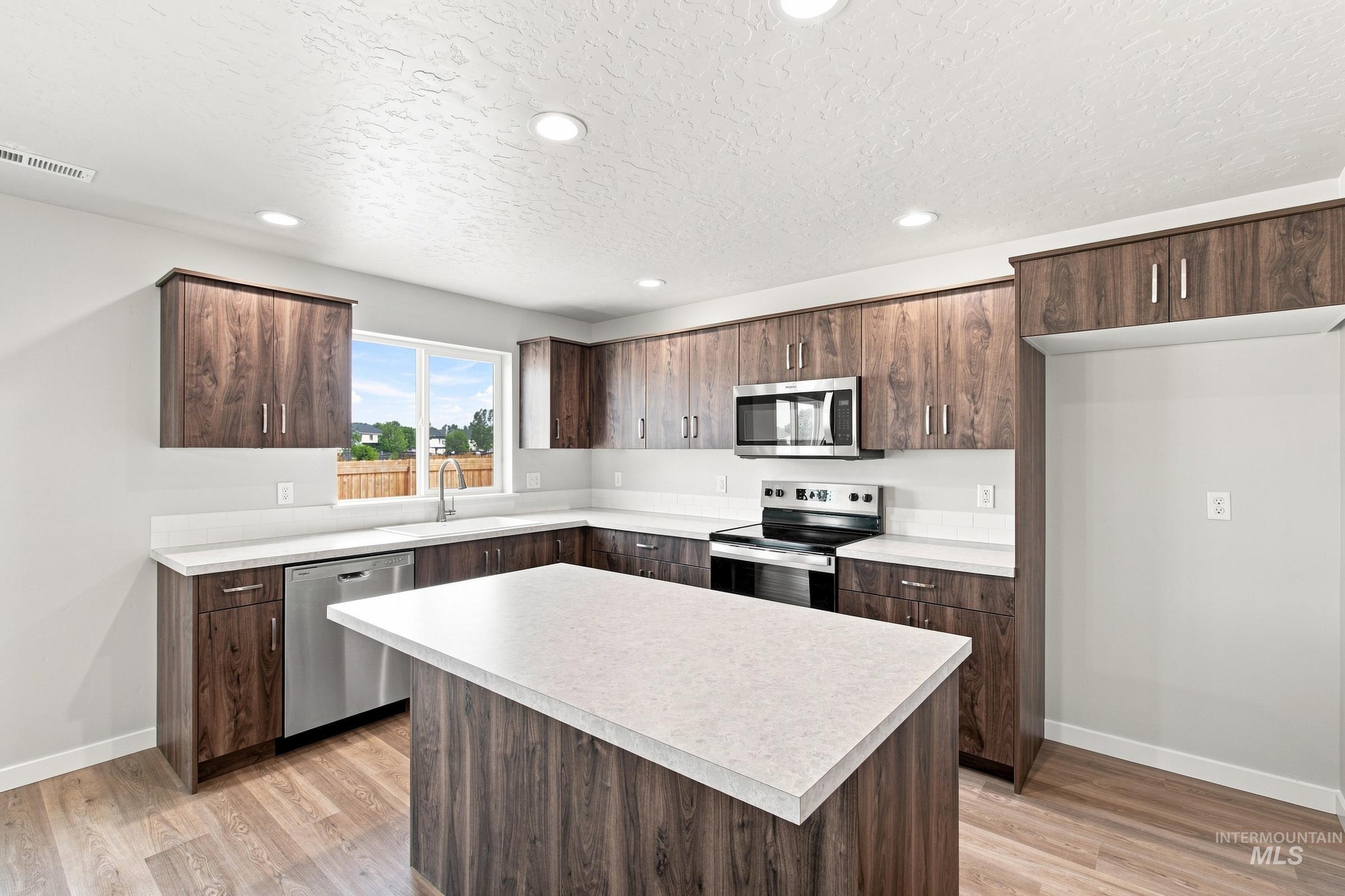 1716 Gyrfalcon St Property Photo 4