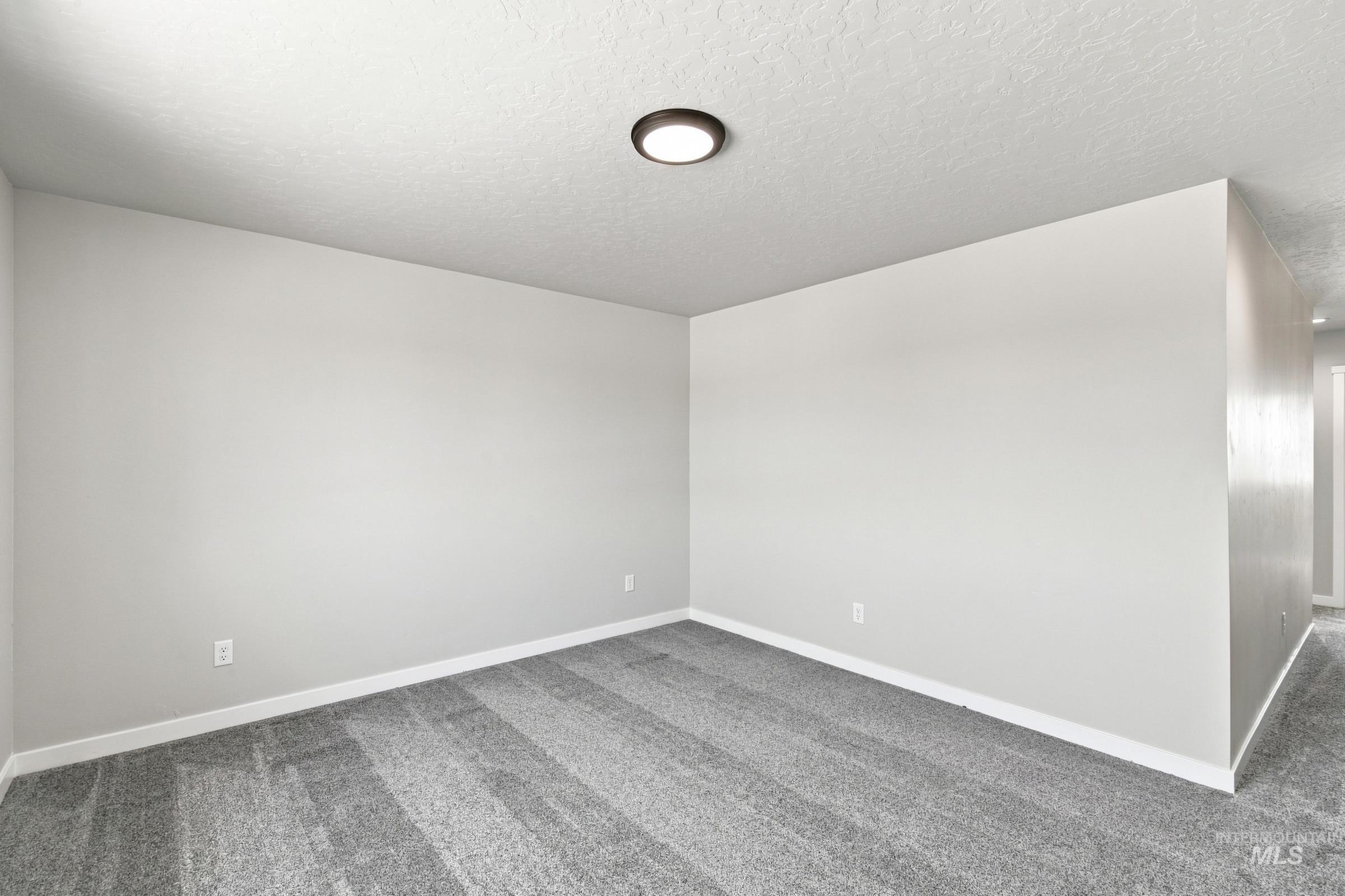 1716 Gyrfalcon St Property Photo 18