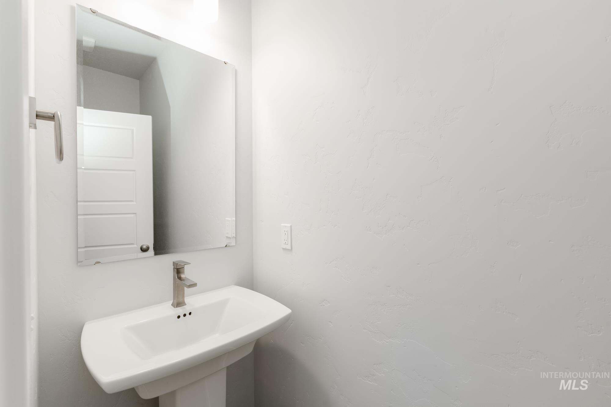 2095 S Summerson Way Property Photo 11