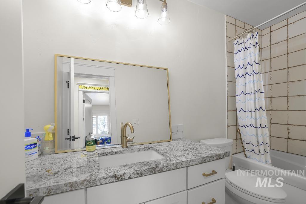2628 Creekview Ct E. Property Photo 24