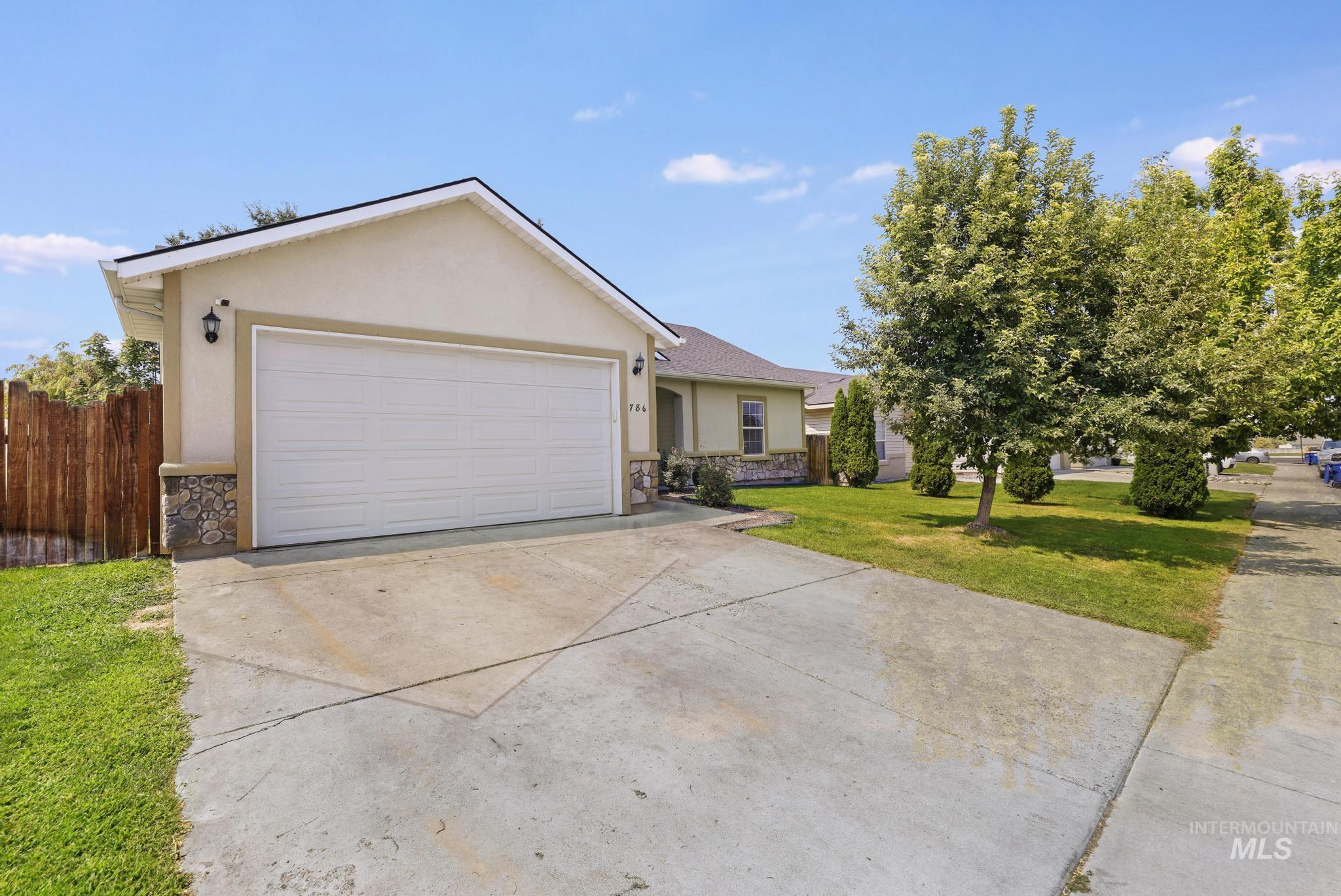 786 Parkwood Dr.