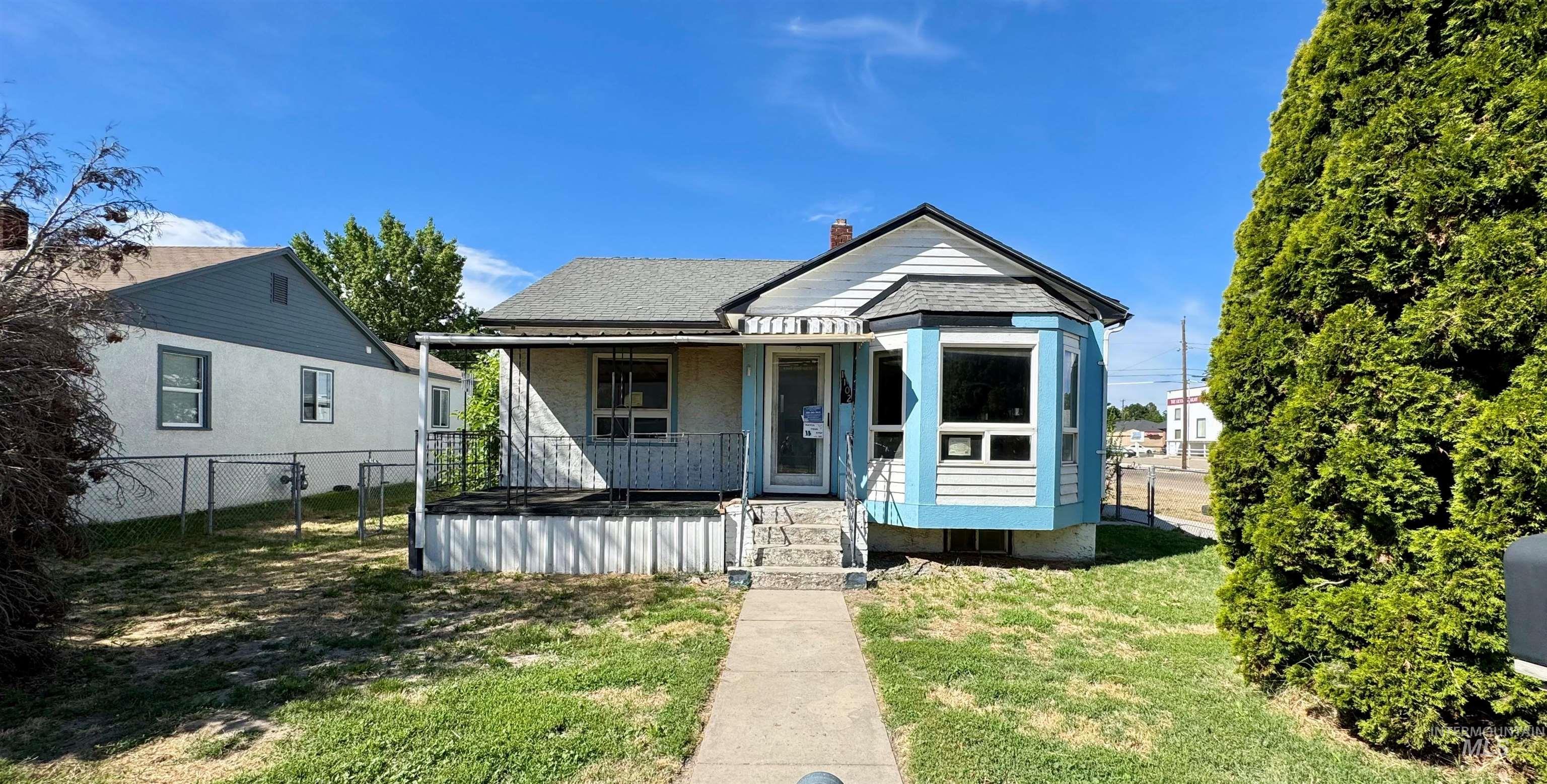 1102 E Denver St Property Photo 1