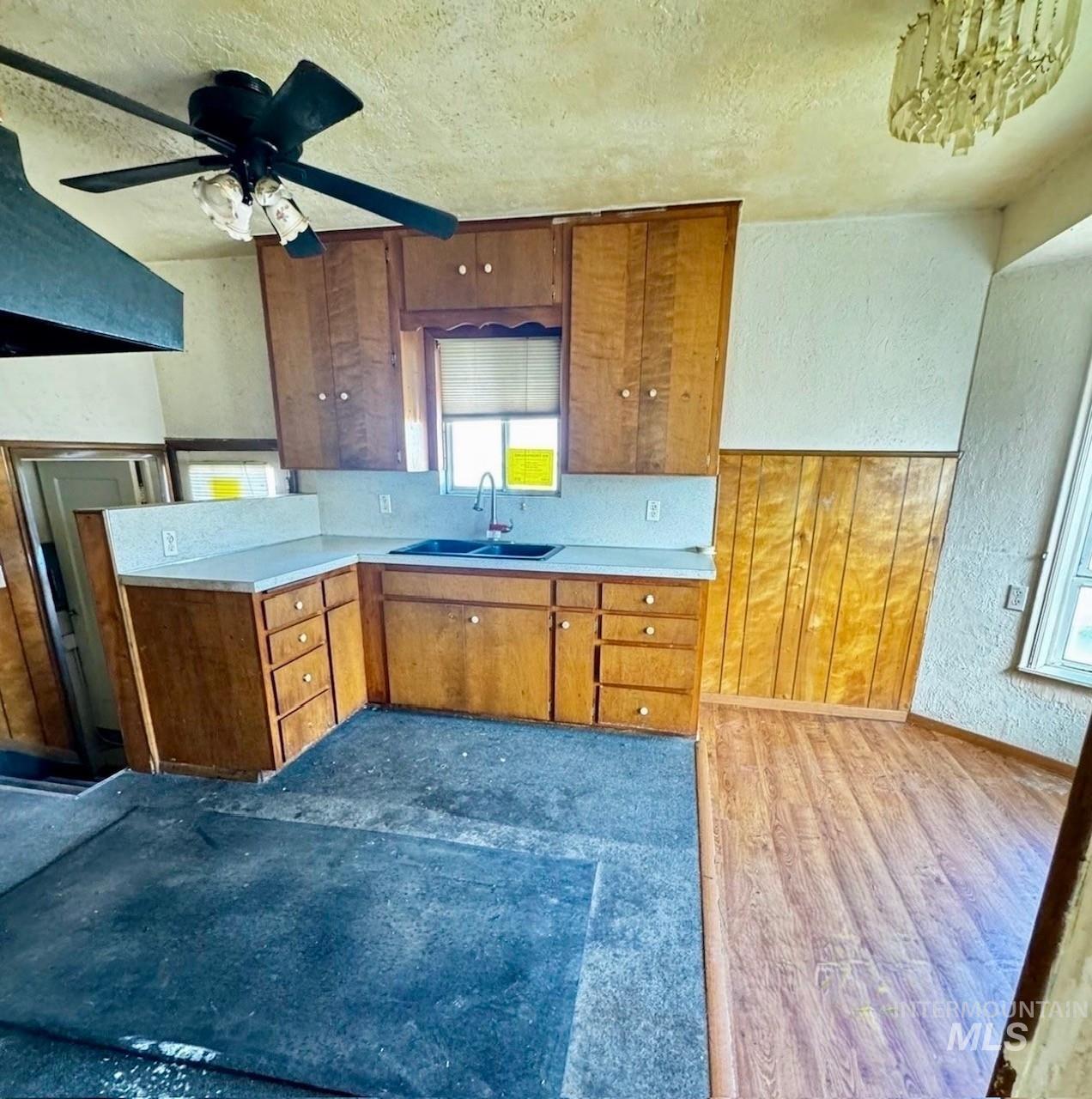 1102 E Denver St Property Photo 3