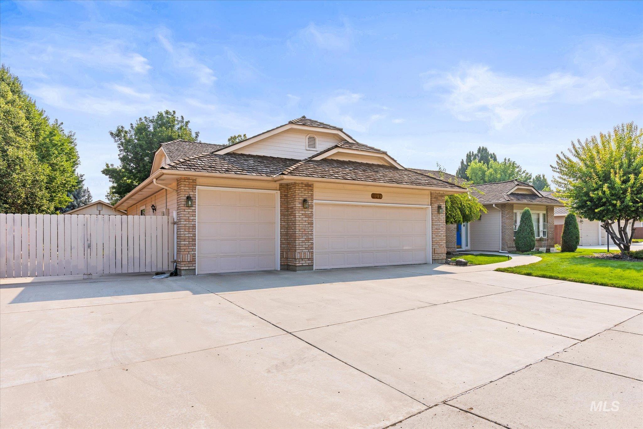 1098 E Cayman Dr. Property Photo 3