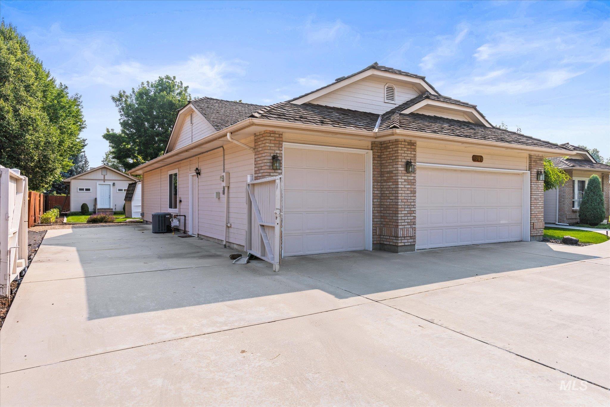 1098 E Cayman Dr. Property Photo 4