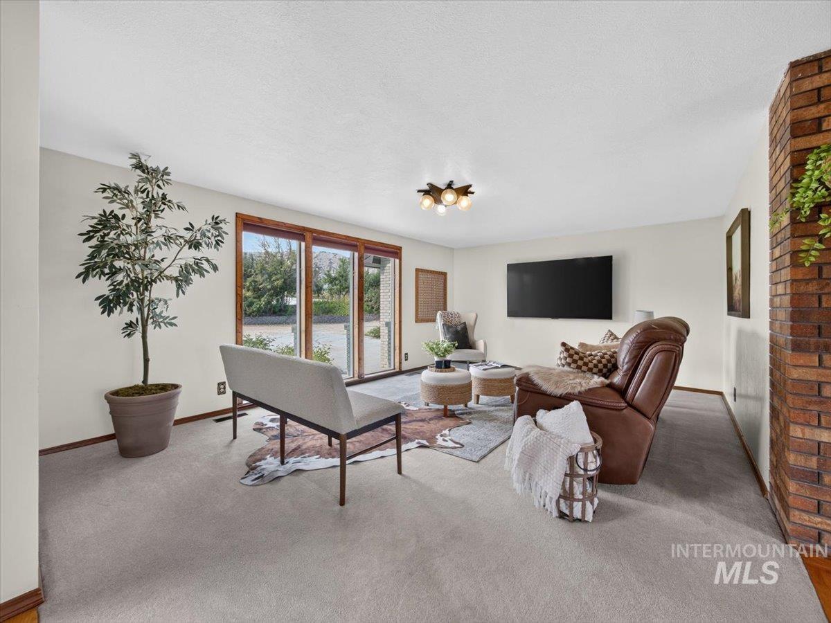 7300 Mustang Lane Property Photo 7