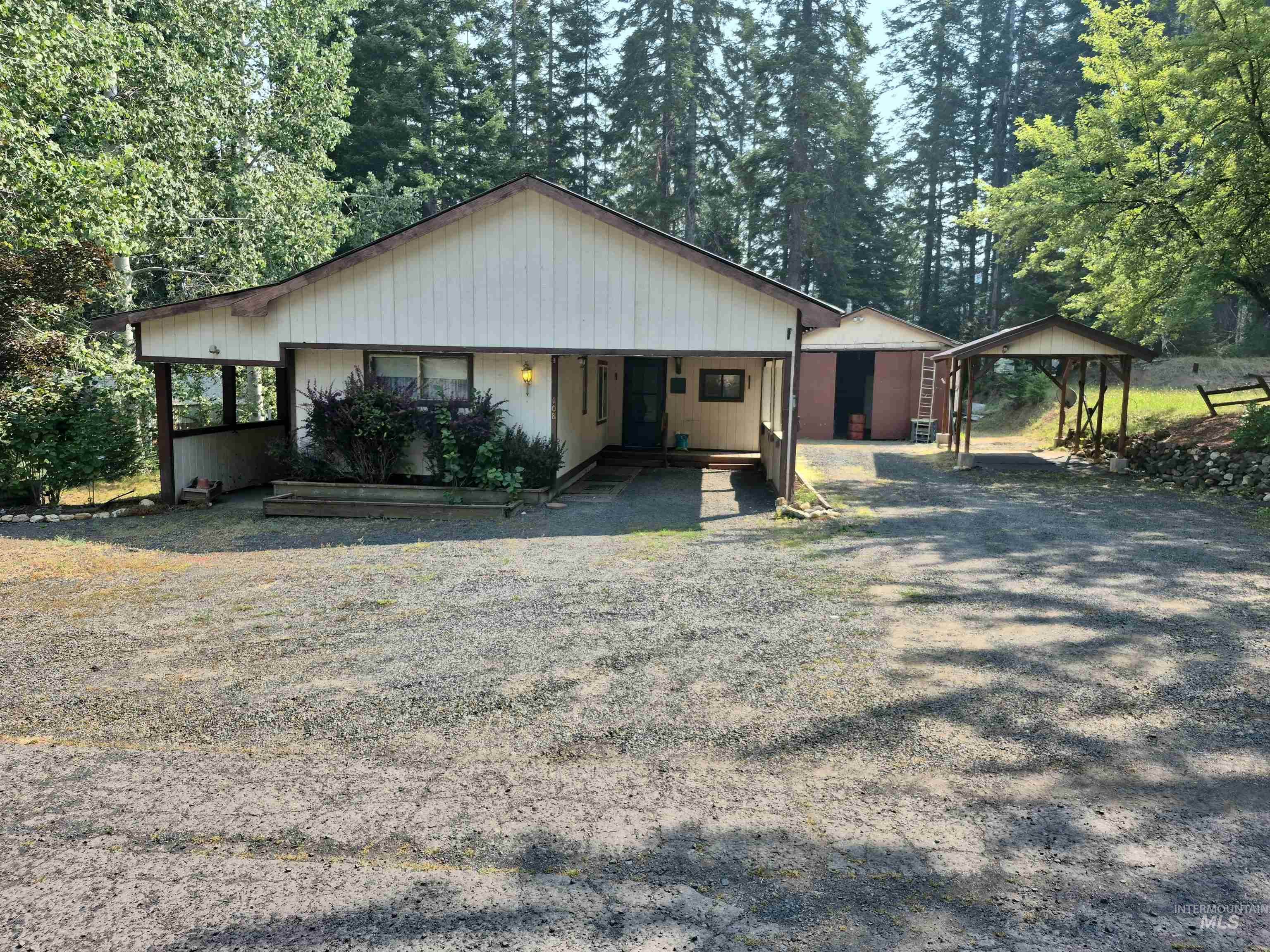 108 Cottonwood Ave Property Photo 3