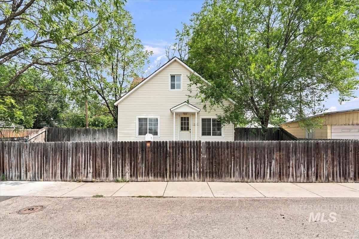 212 Ne 2nd St Property Photo 2