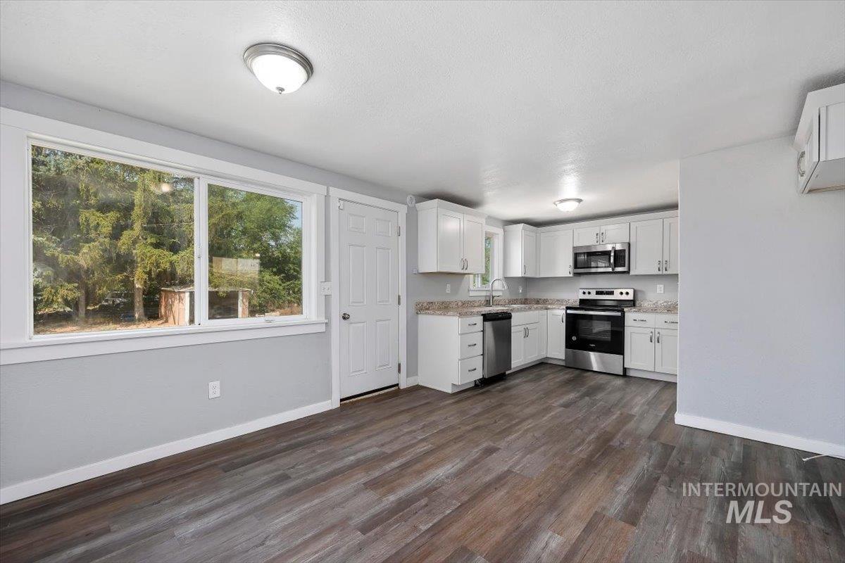 110 Park St N Property Photo 8