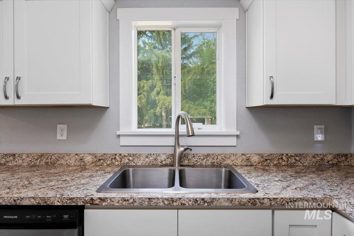 110 Park St N Property Photo 12