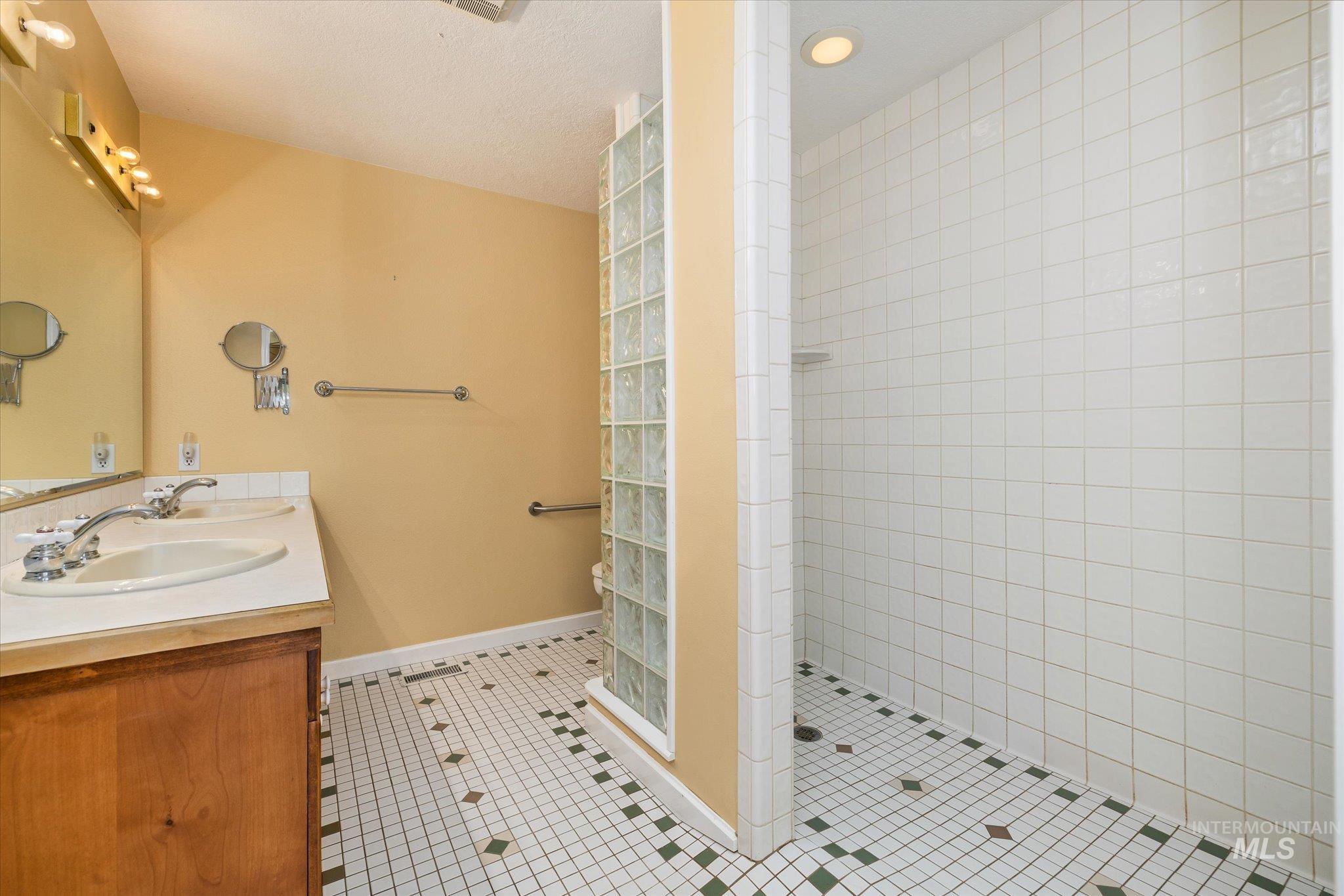 5810 W Castle Drive Property Photo 15