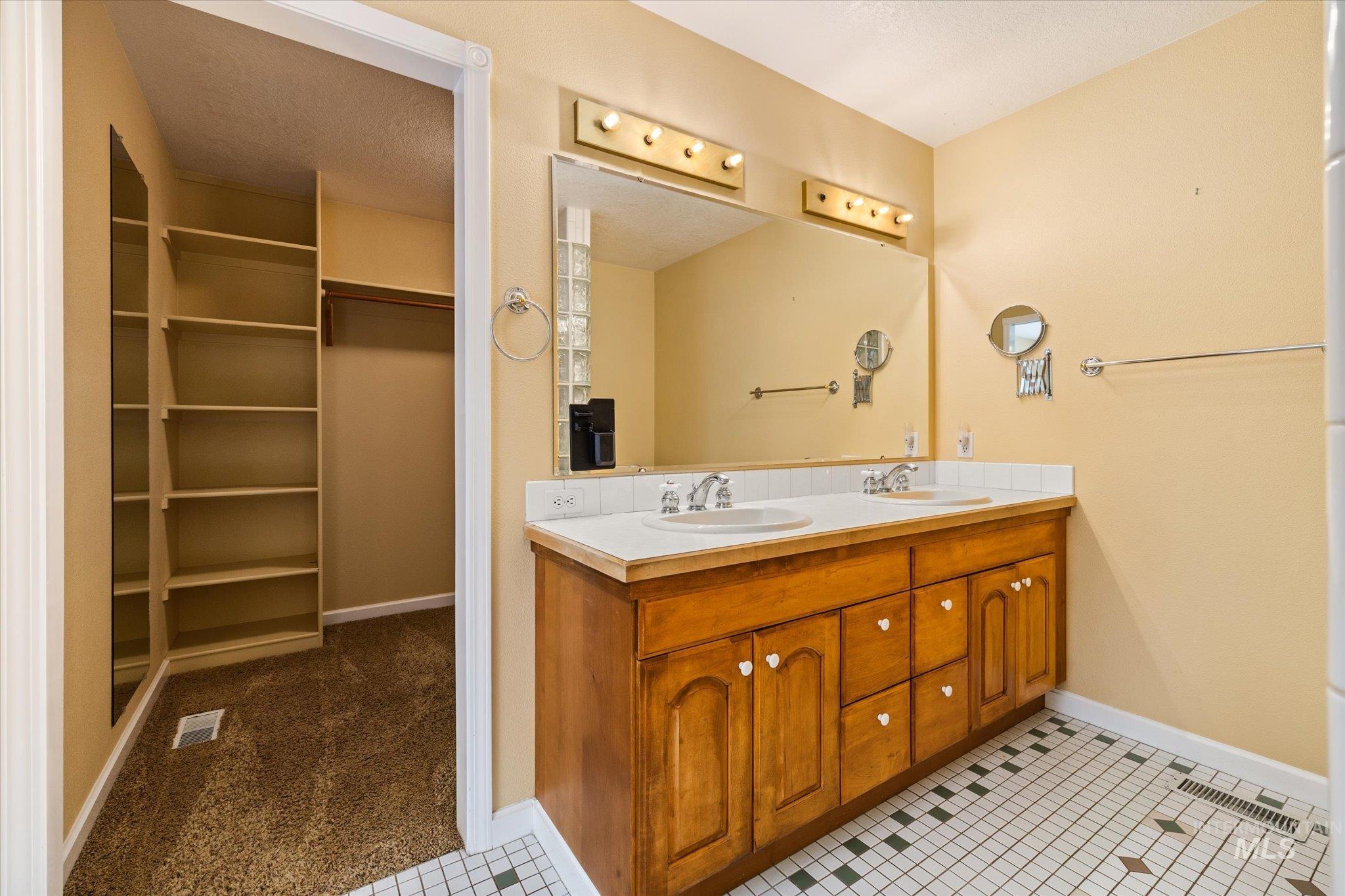 5810 W Castle Drive Property Photo 16
