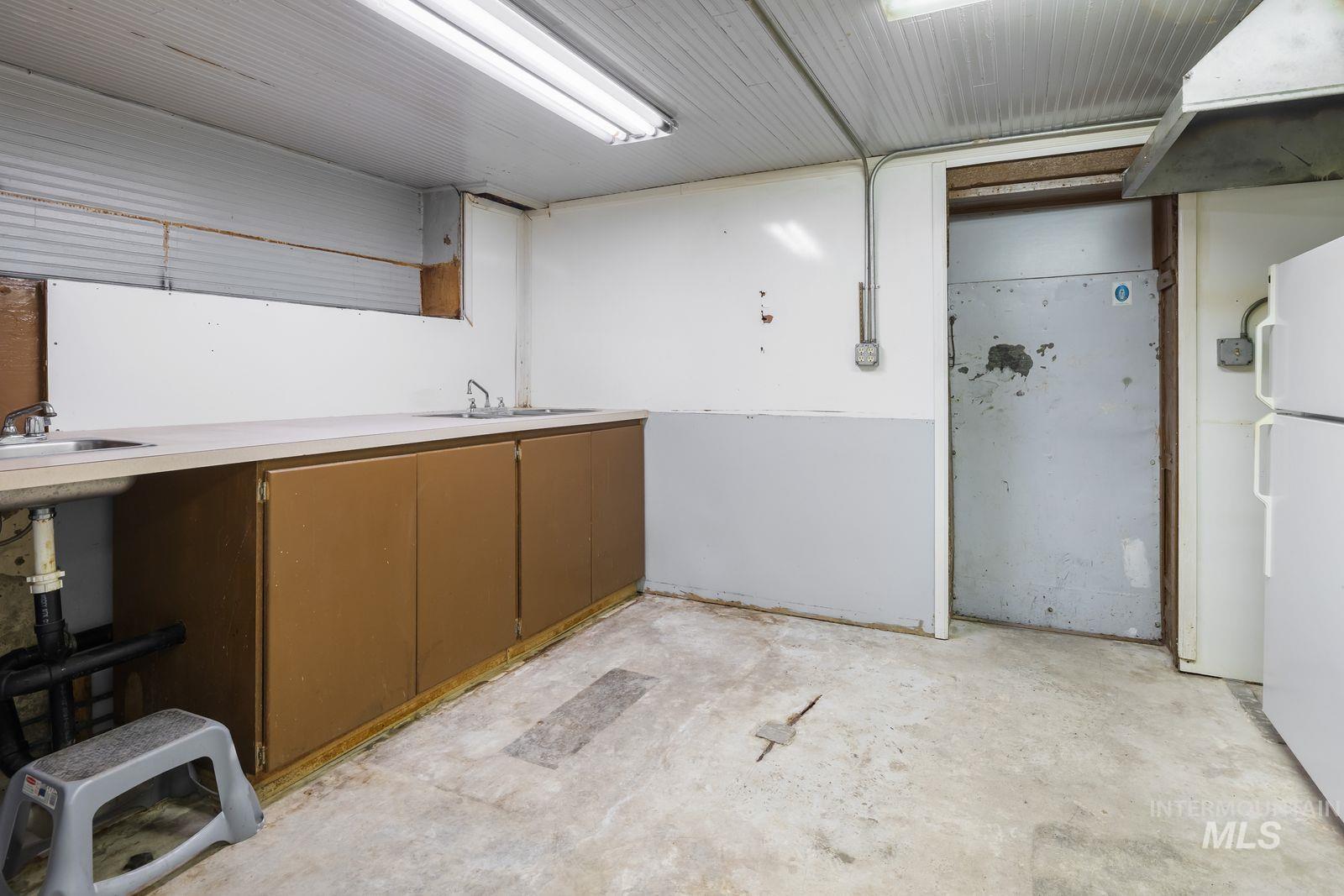 425 Main St Property Photo 14