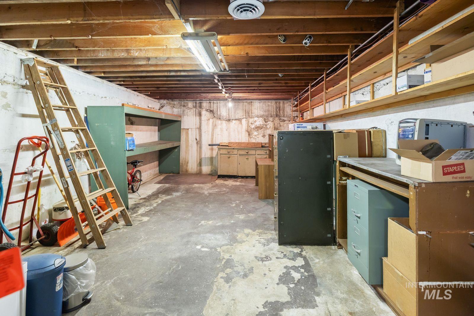 425 Main St Property Photo 15