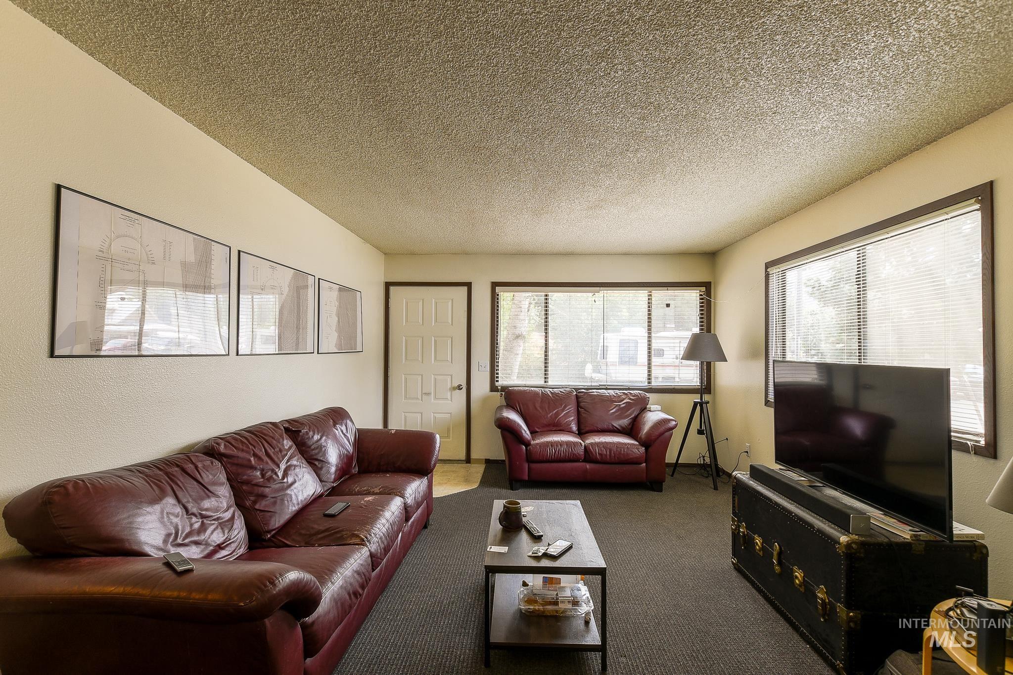 107 6th St Property Photo 5