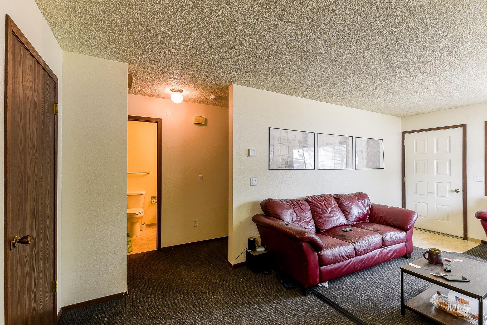 107 6th St Property Photo 6