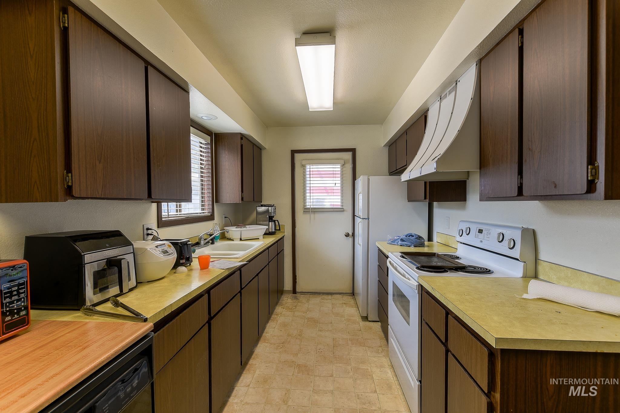 107 6th St Property Photo 8