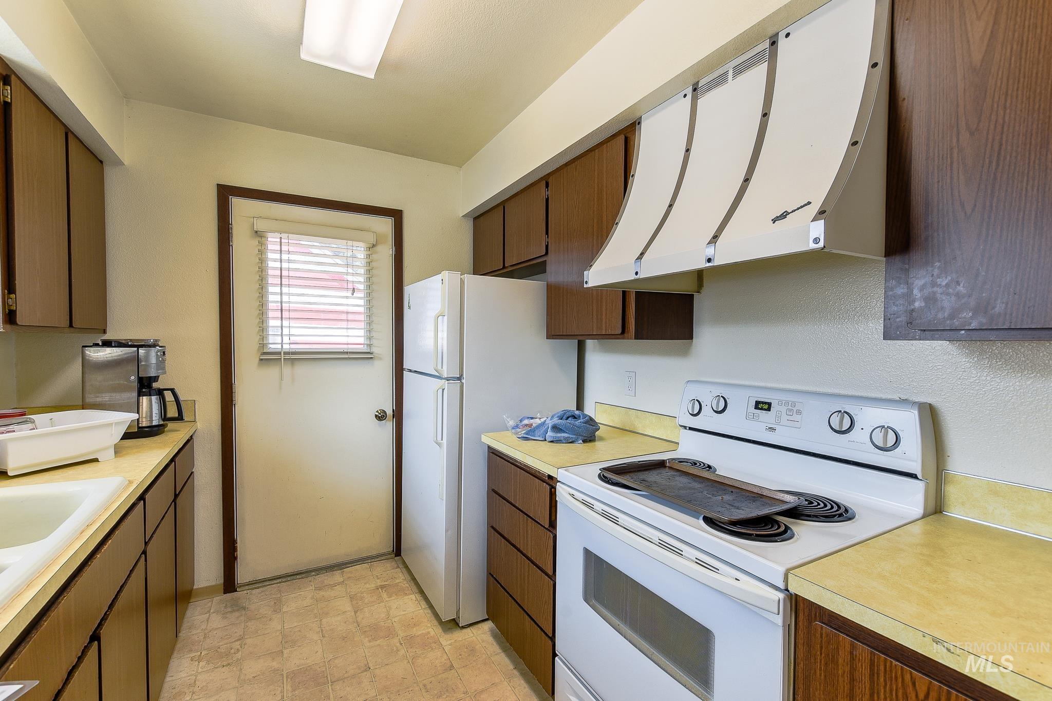 107 6th St Property Photo 9