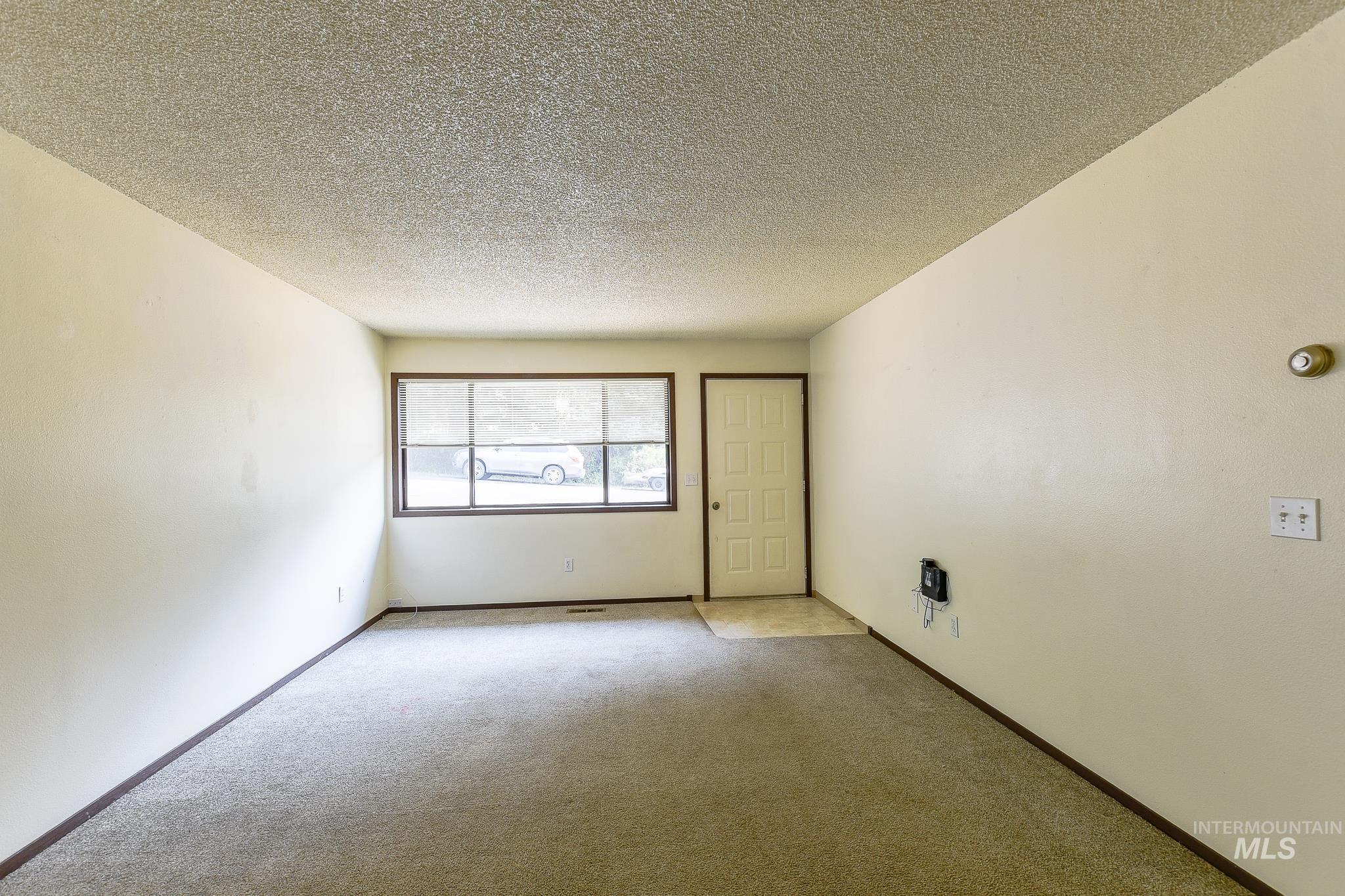 107 6th St Property Photo 14