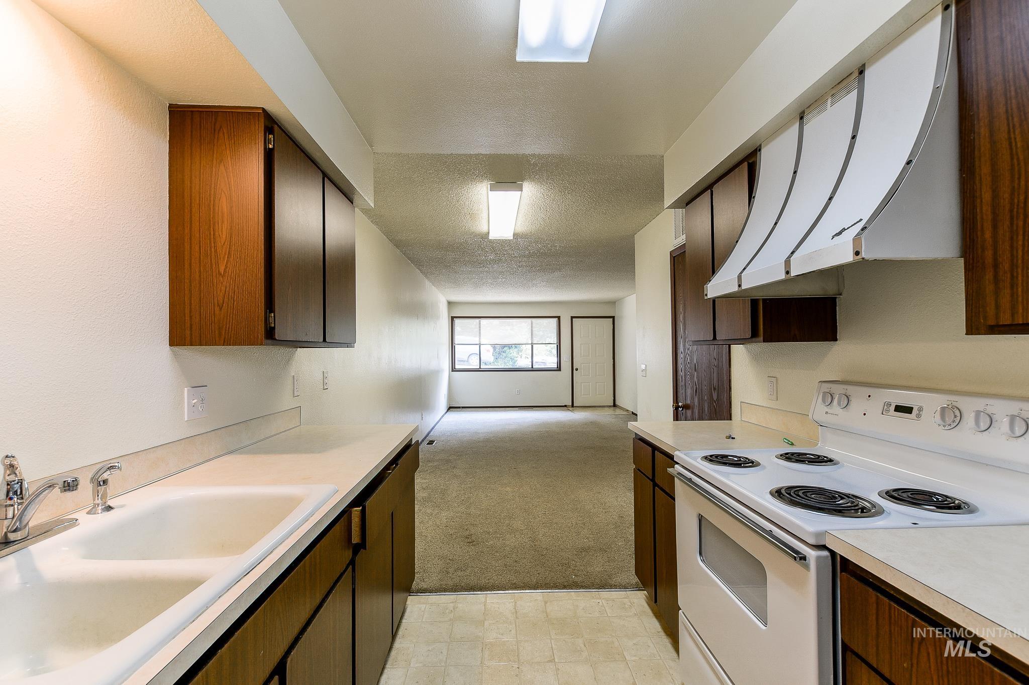 107 6th St Property Photo 18