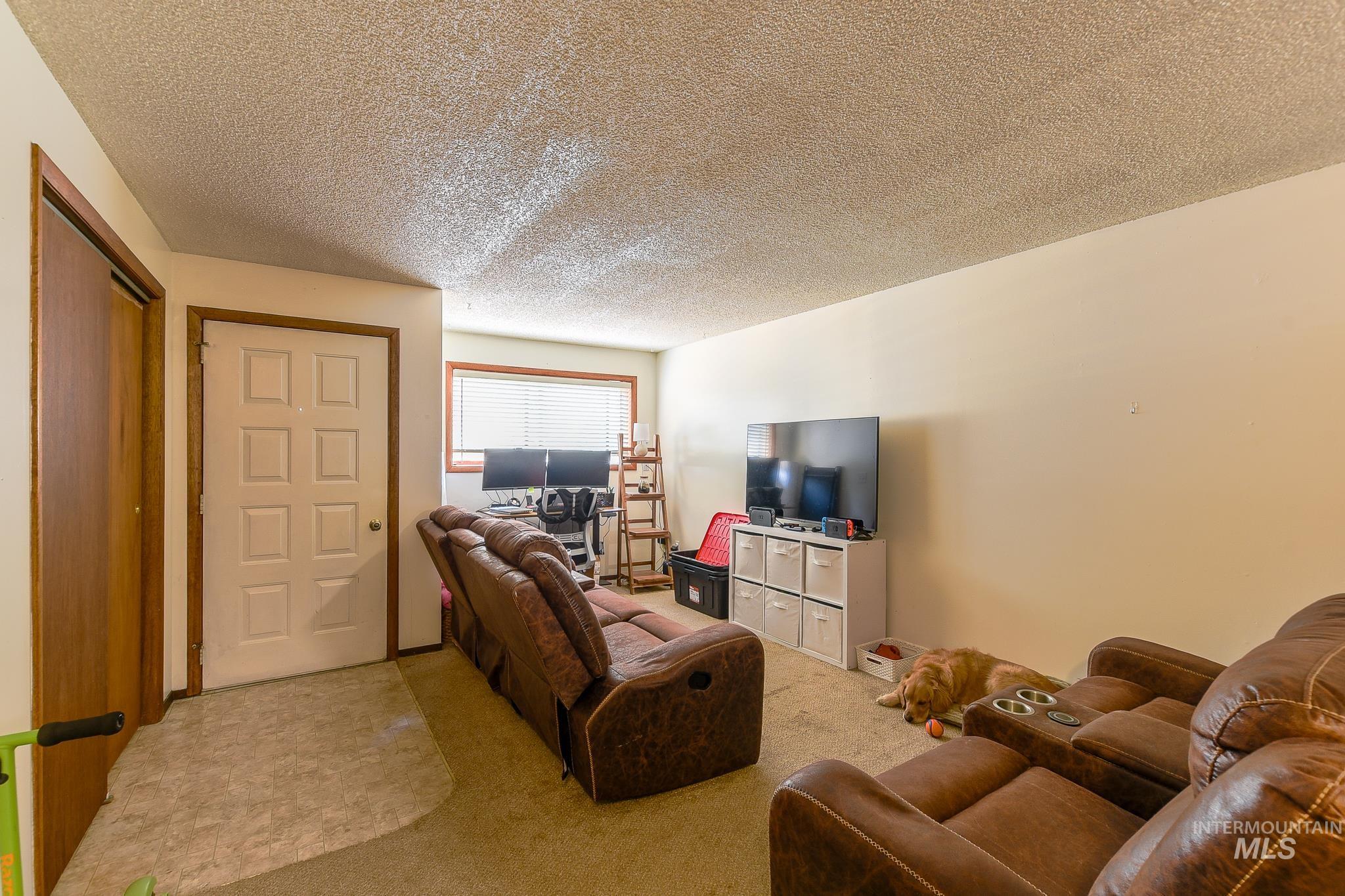 107 6th St Property Photo 25