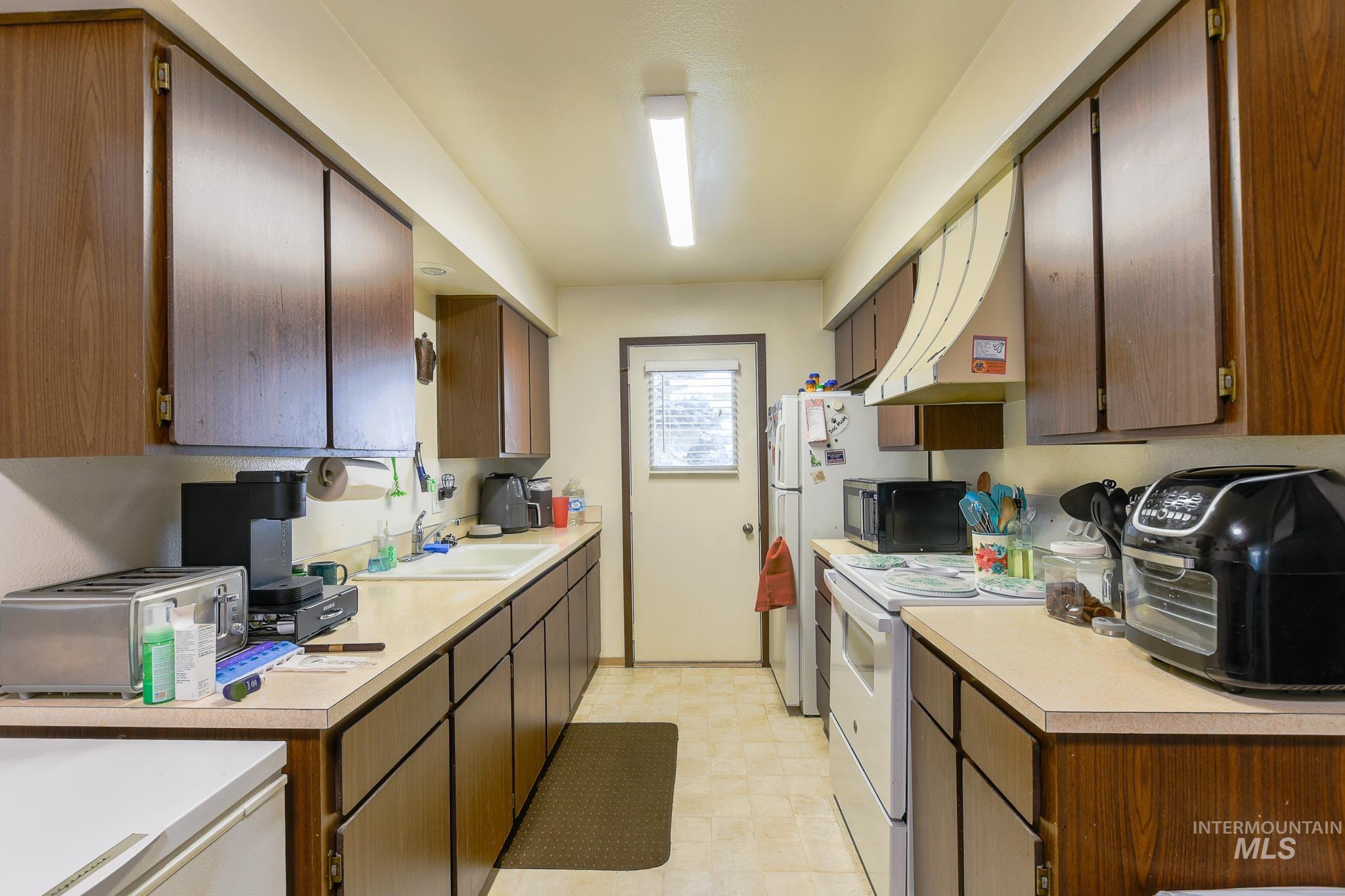 107 6th St Property Photo 43
