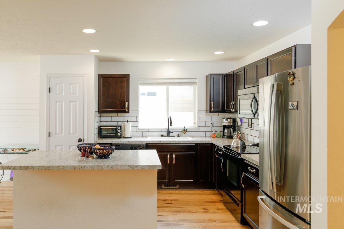 2138 N Mauve Property Photo 6
