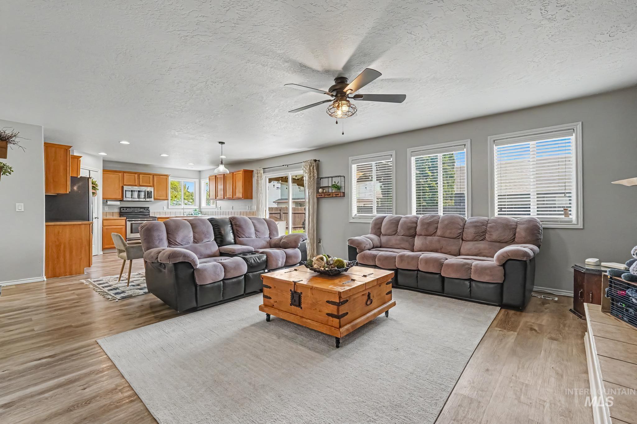 18334 Admiral Way Property Photo 9