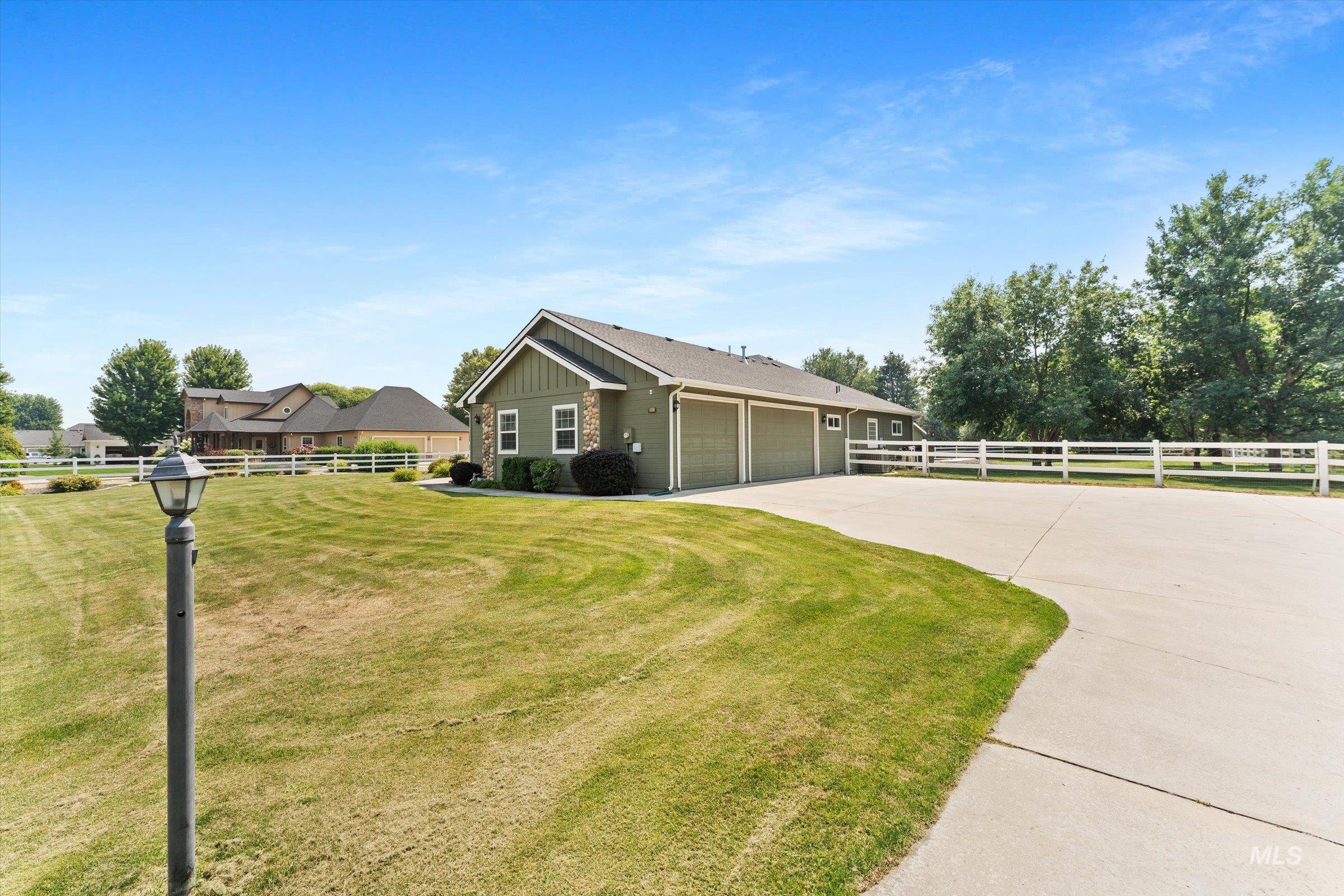 8987 New Castle Dr Property Photo 4