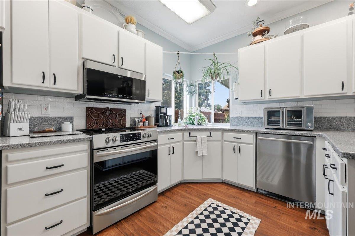 2560 W Leonard St Property Photo 11