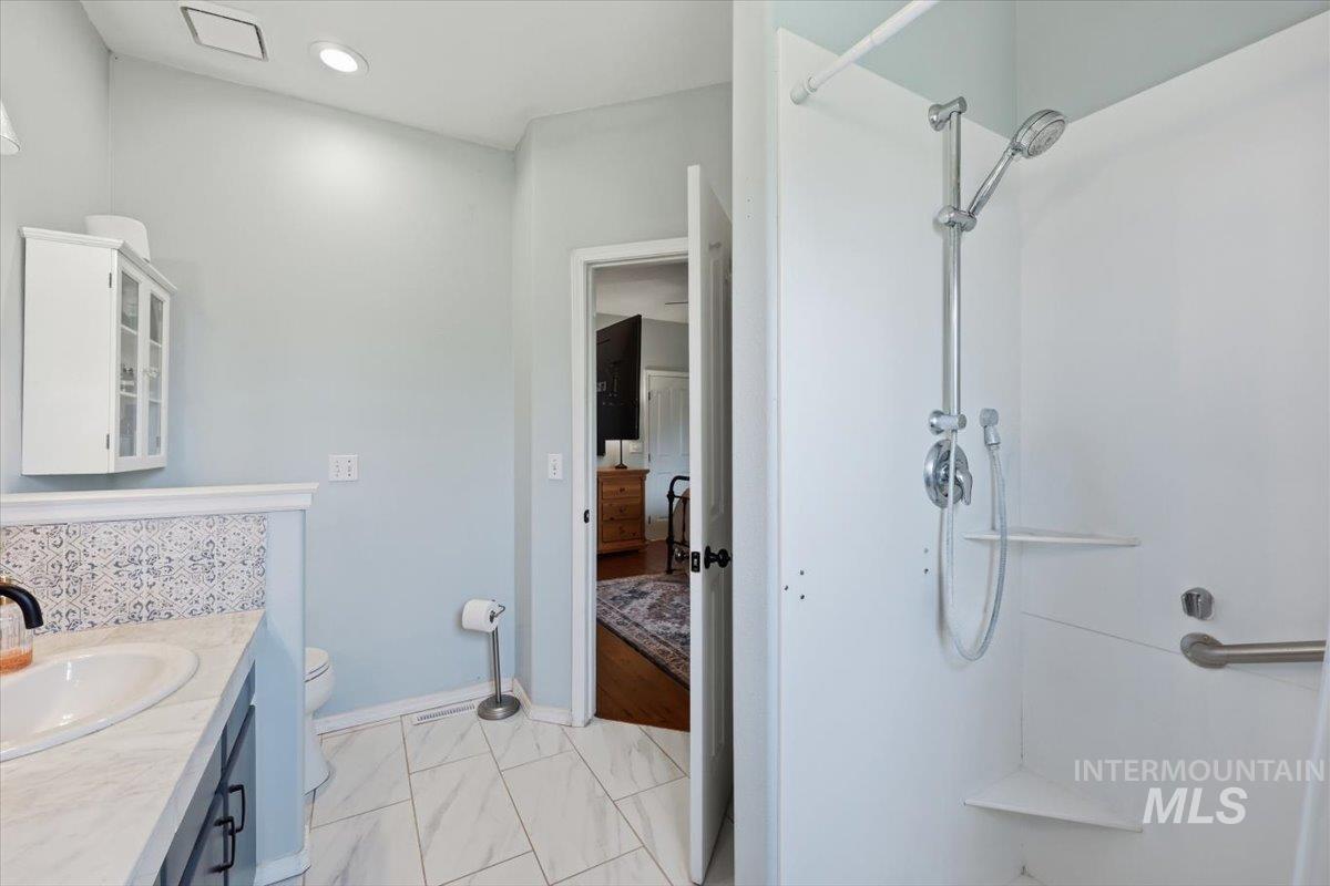 2560 W Leonard St Property Photo 18
