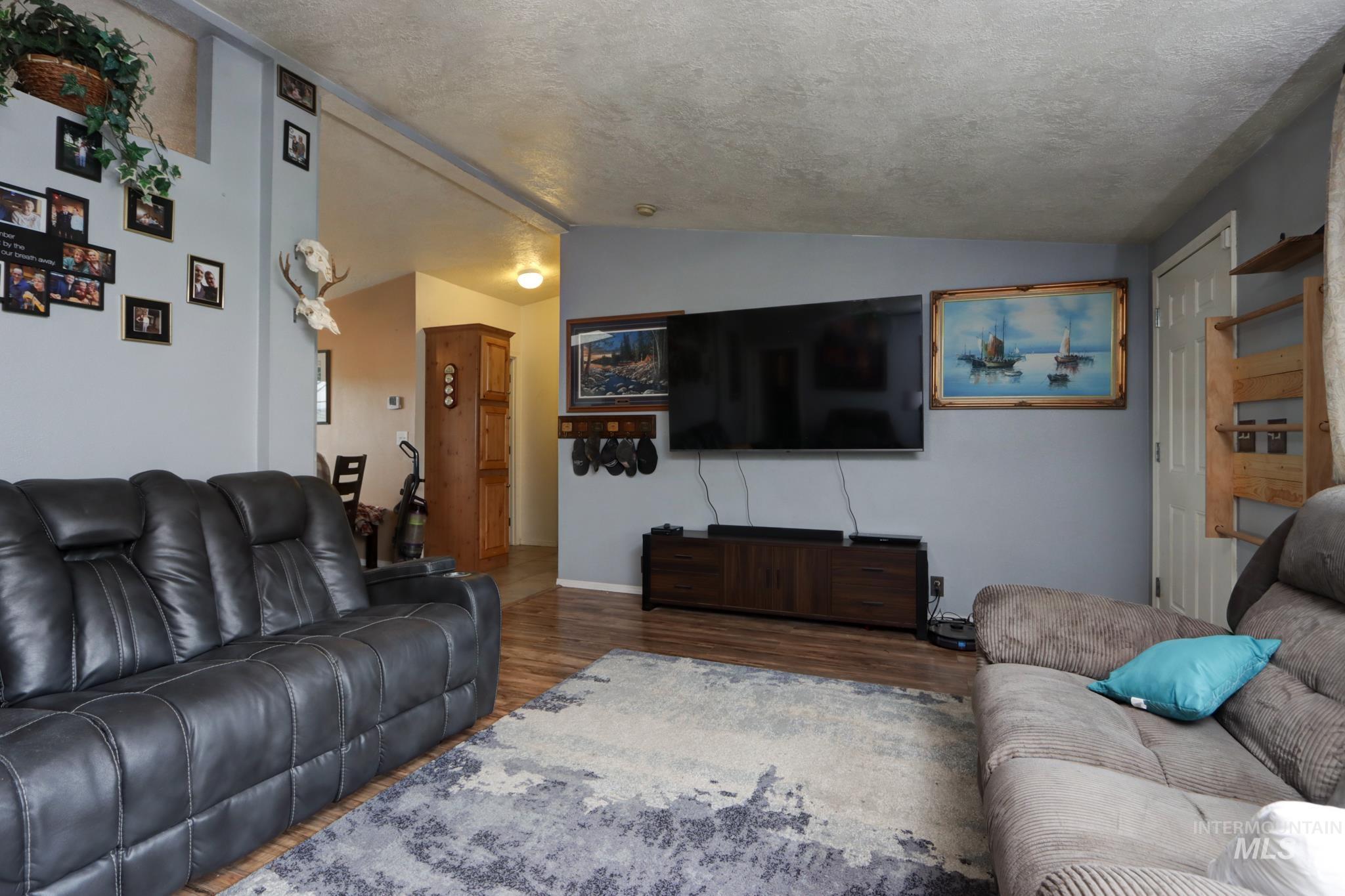 1583 Dustin Dr Property Photo 3