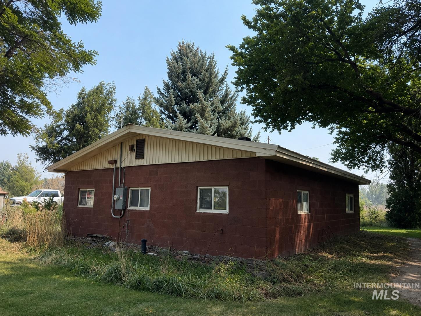 377 S Davis Rd Property Photo 1