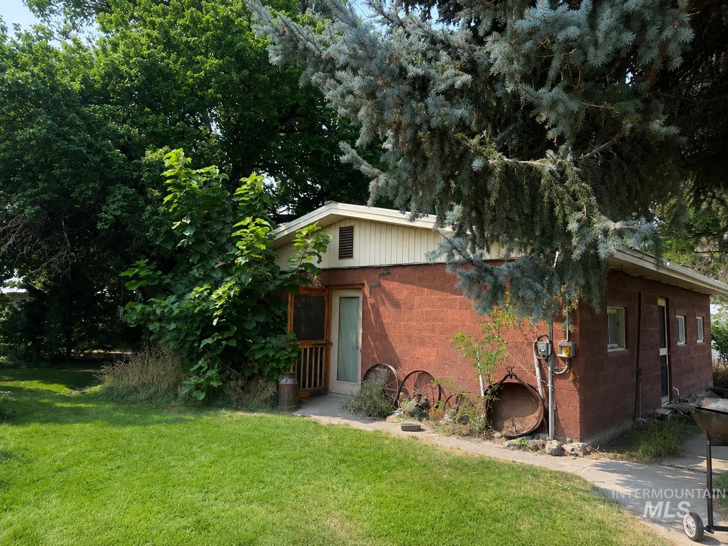 377 S Davis Rd Property Photo 2